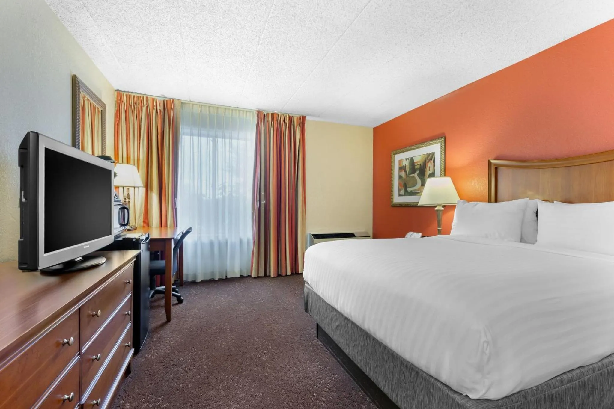 Photo of the whole room, Bed in Holiday Inn Express Chicago-Downers Grove by IHG