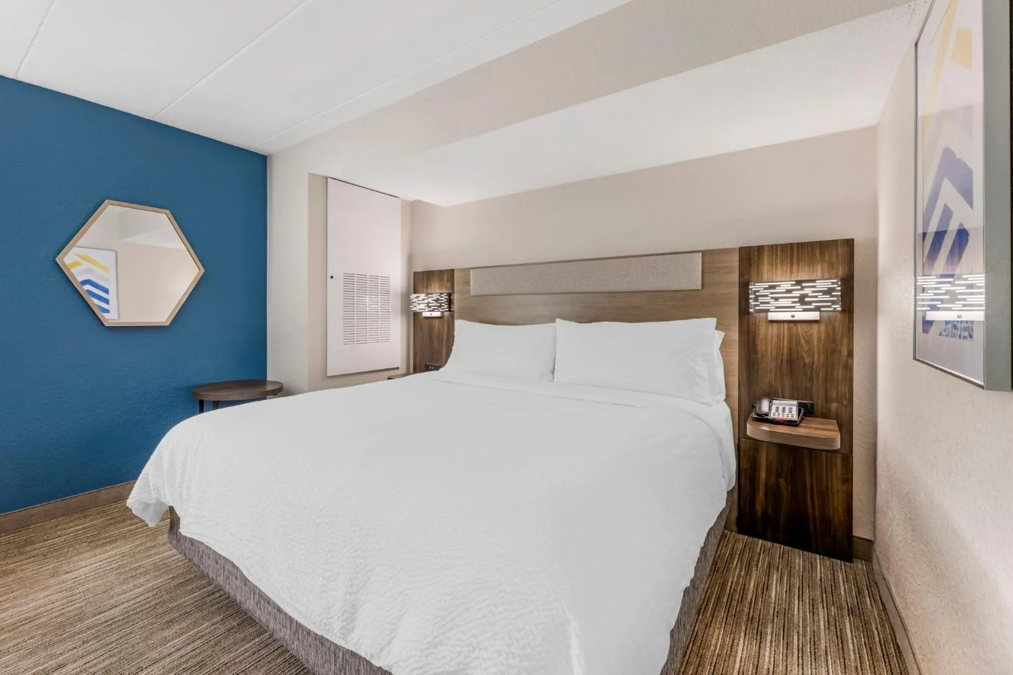 Photo of the whole room, Bed in Holiday Inn Express Chicago-Downers Grove by IHG
