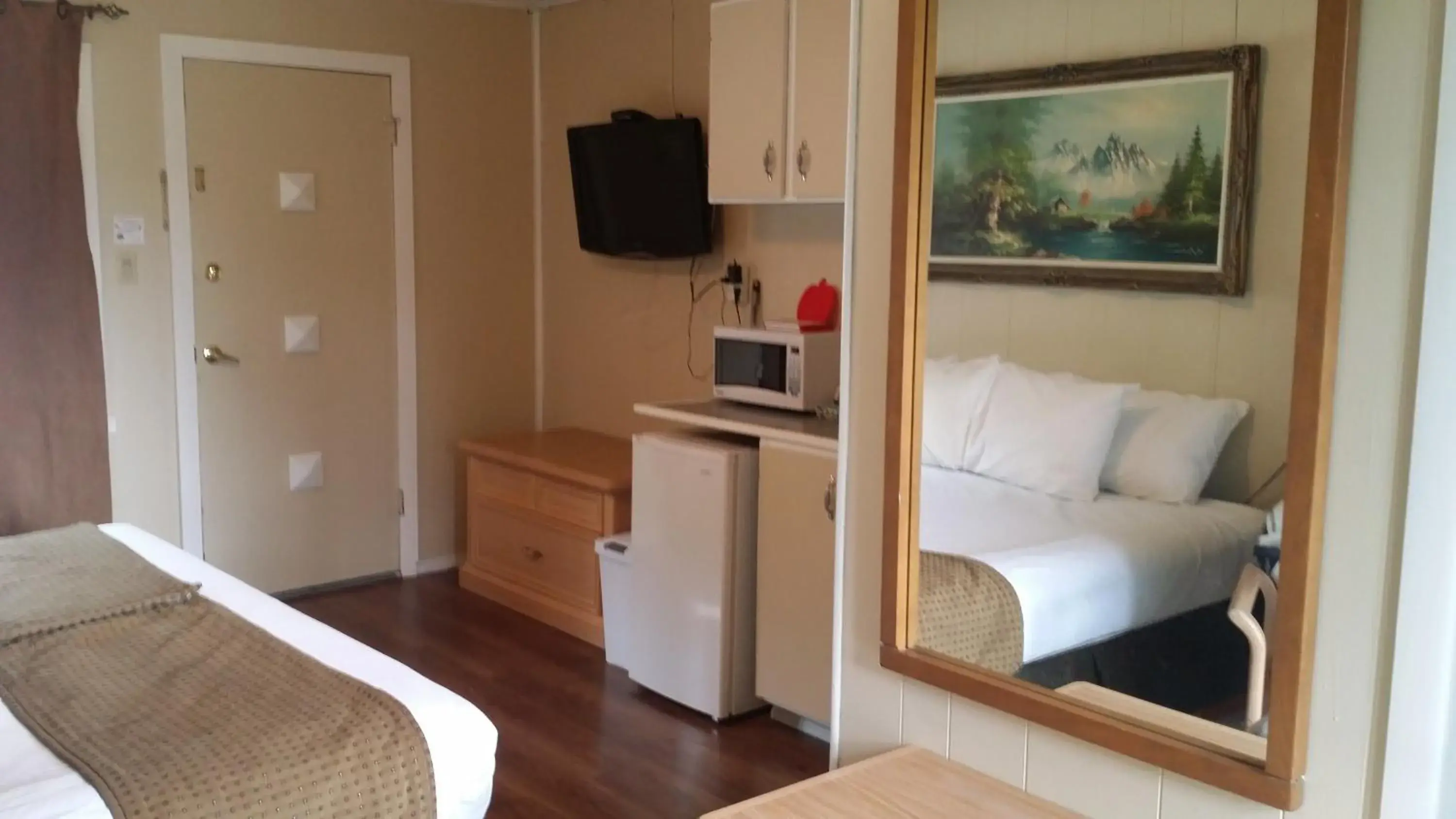 Standard Queen Room (Not Pet-Friendly) in AppleTree Inn Standard Queen Room (Not Pet-Friendly) in AppleTree Inn