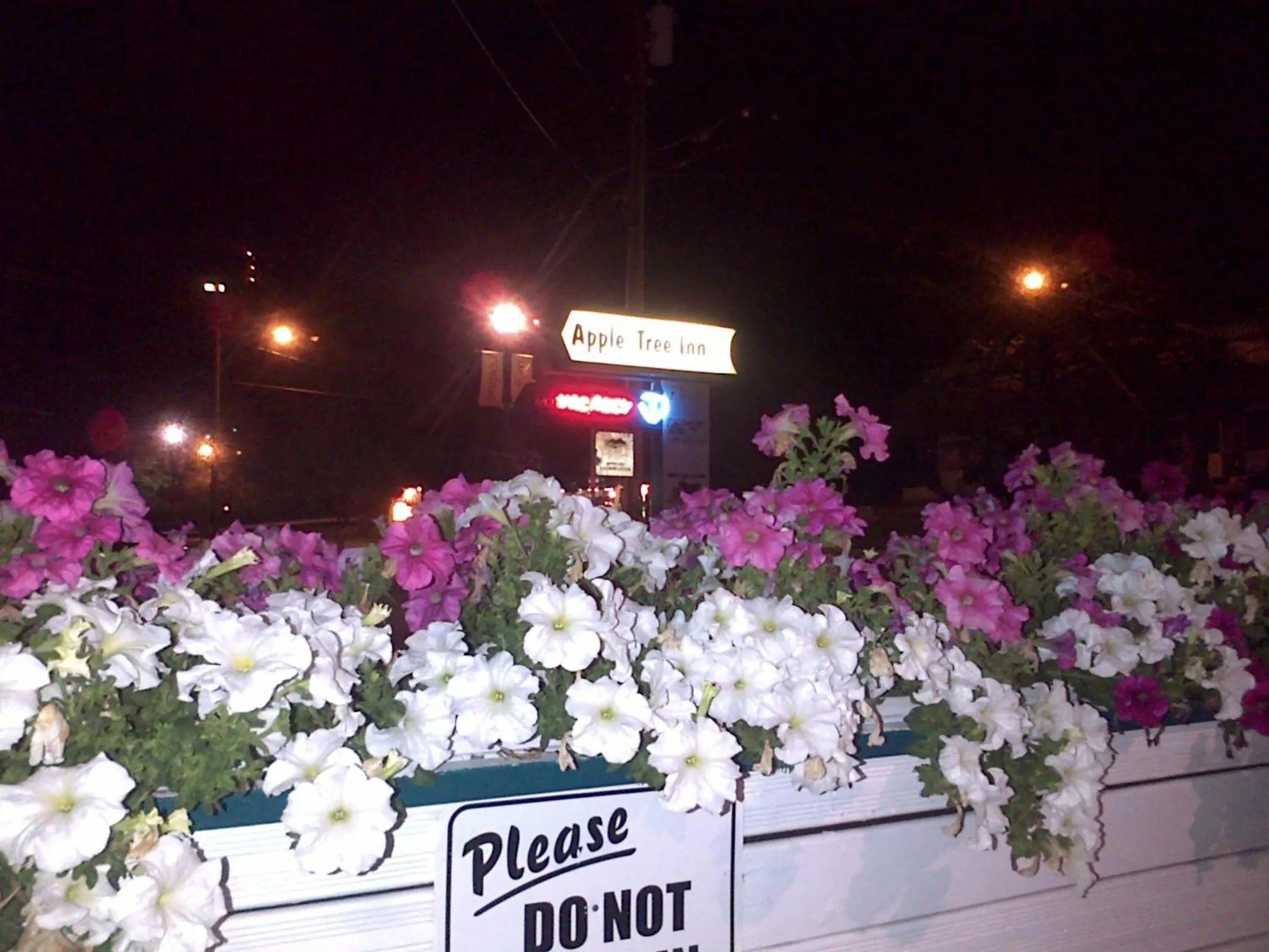 Property logo or sign in AppleTree Inn