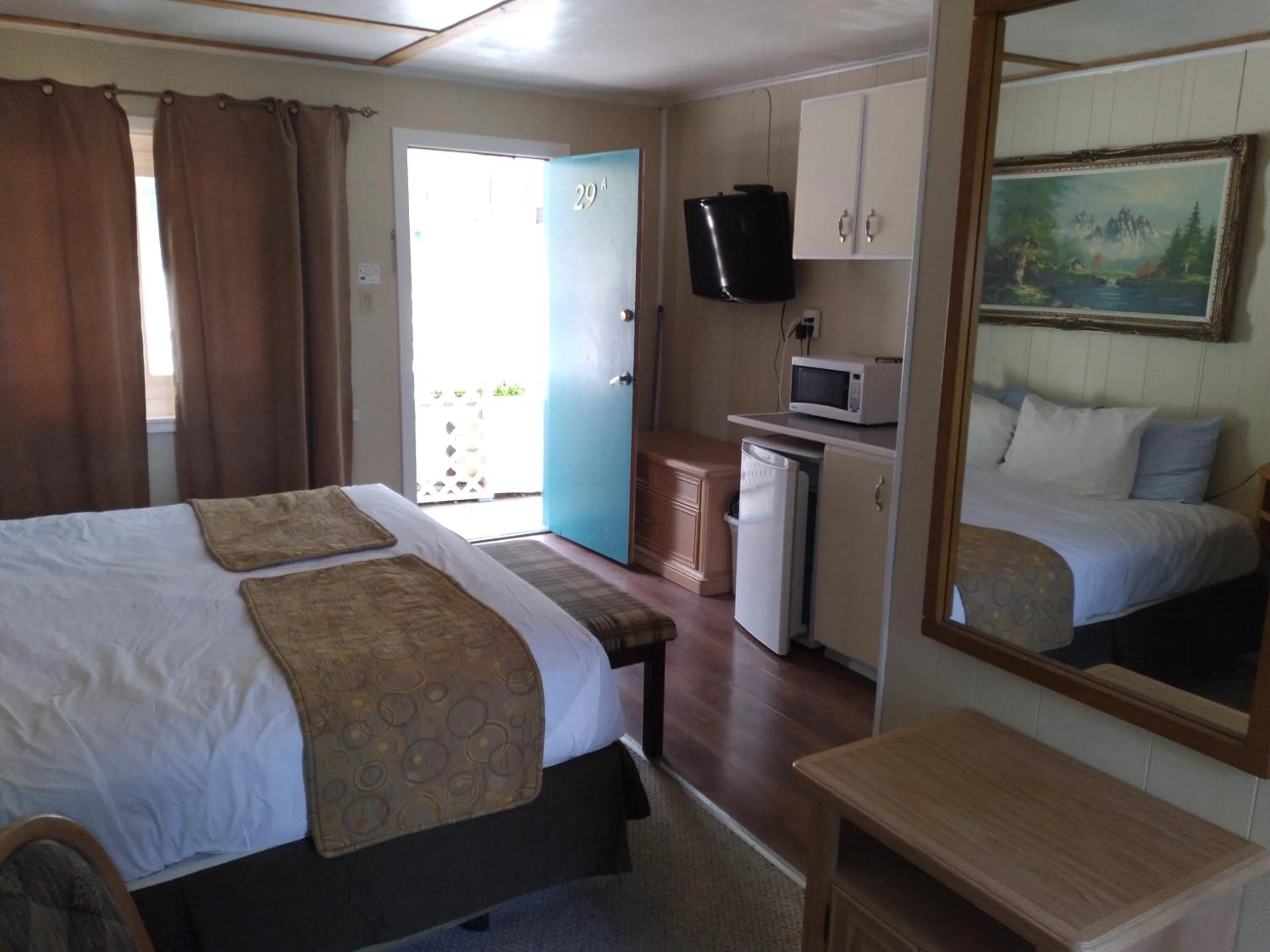 Kitchen or kitchenette, Bed in AppleTree Inn