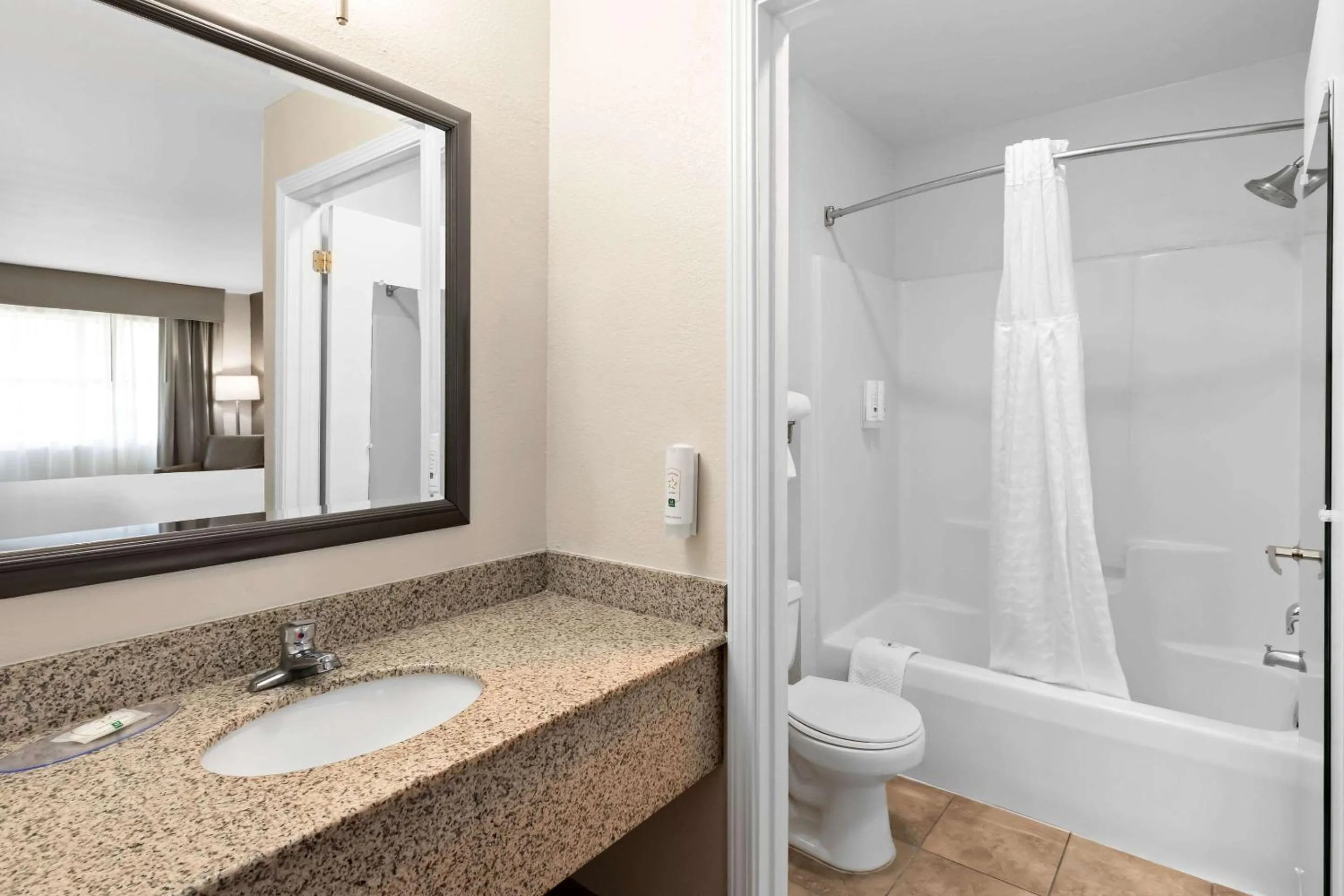 Bedroom in Quality Inn Fayetteville Near Historic Downtown Square