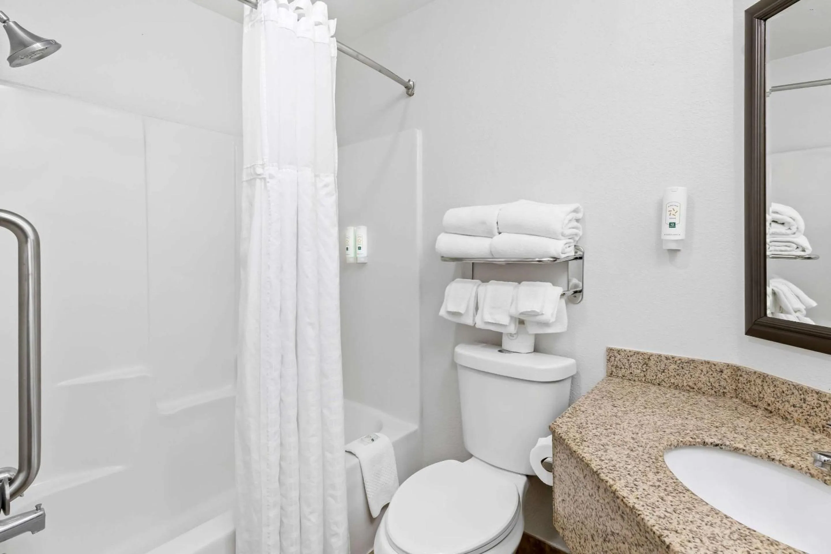 Bedroom in Quality Inn Fayetteville Near Historic Downtown Square