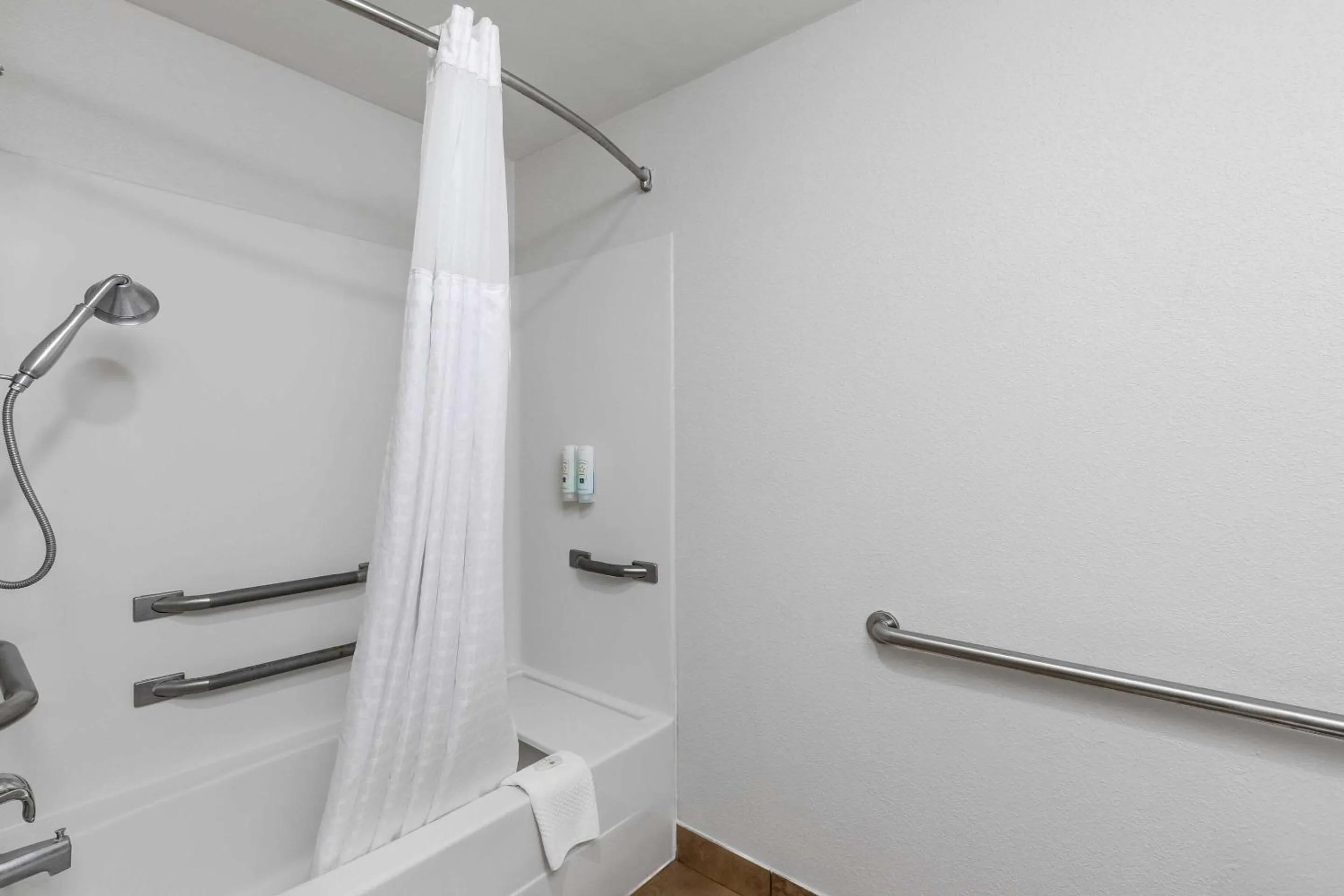 Bedroom in Quality Inn Fayetteville Near Historic Downtown Square