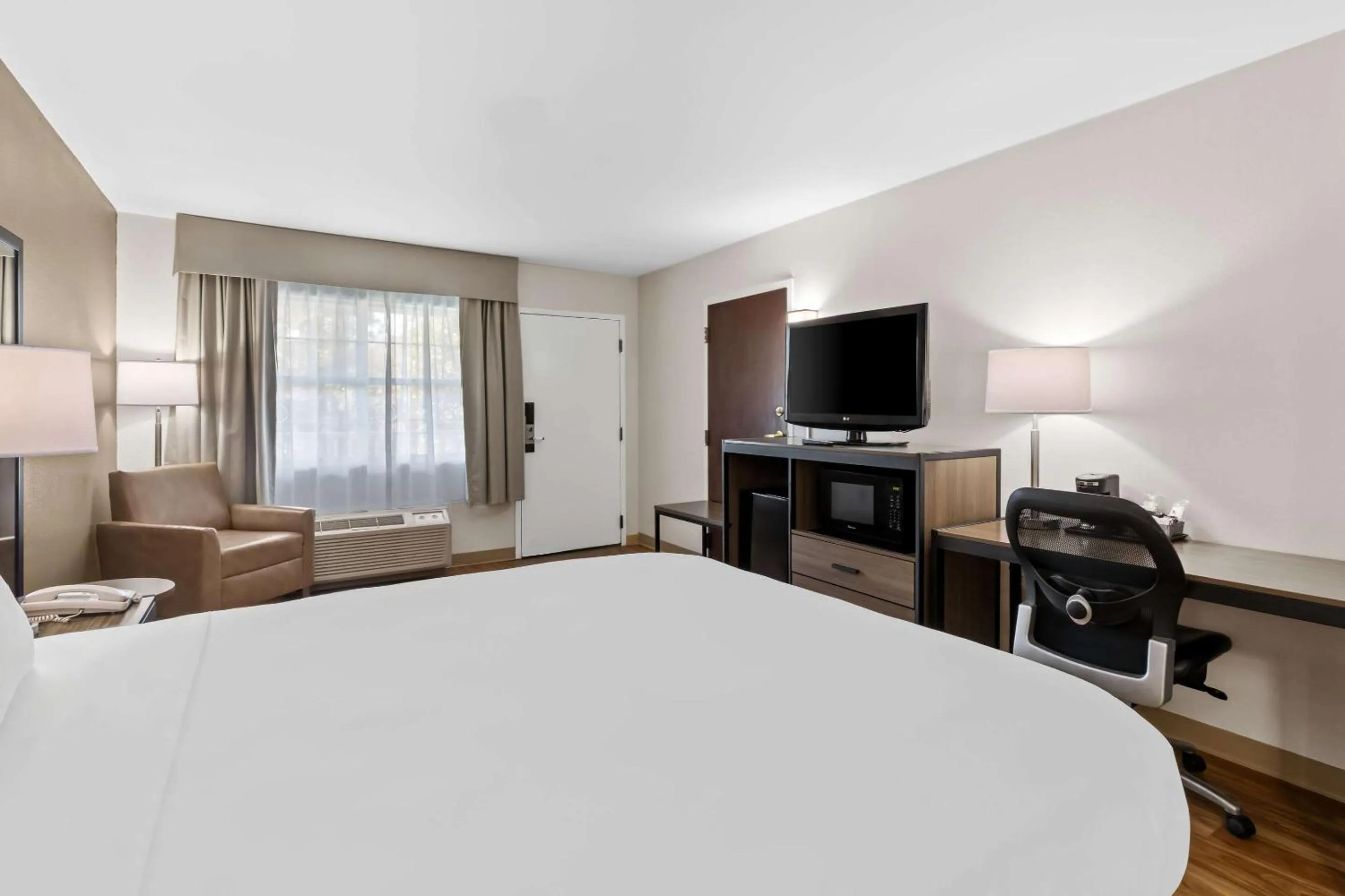 Bedroom, Bed in Quality Inn Fayetteville Near Historic Downtown Square