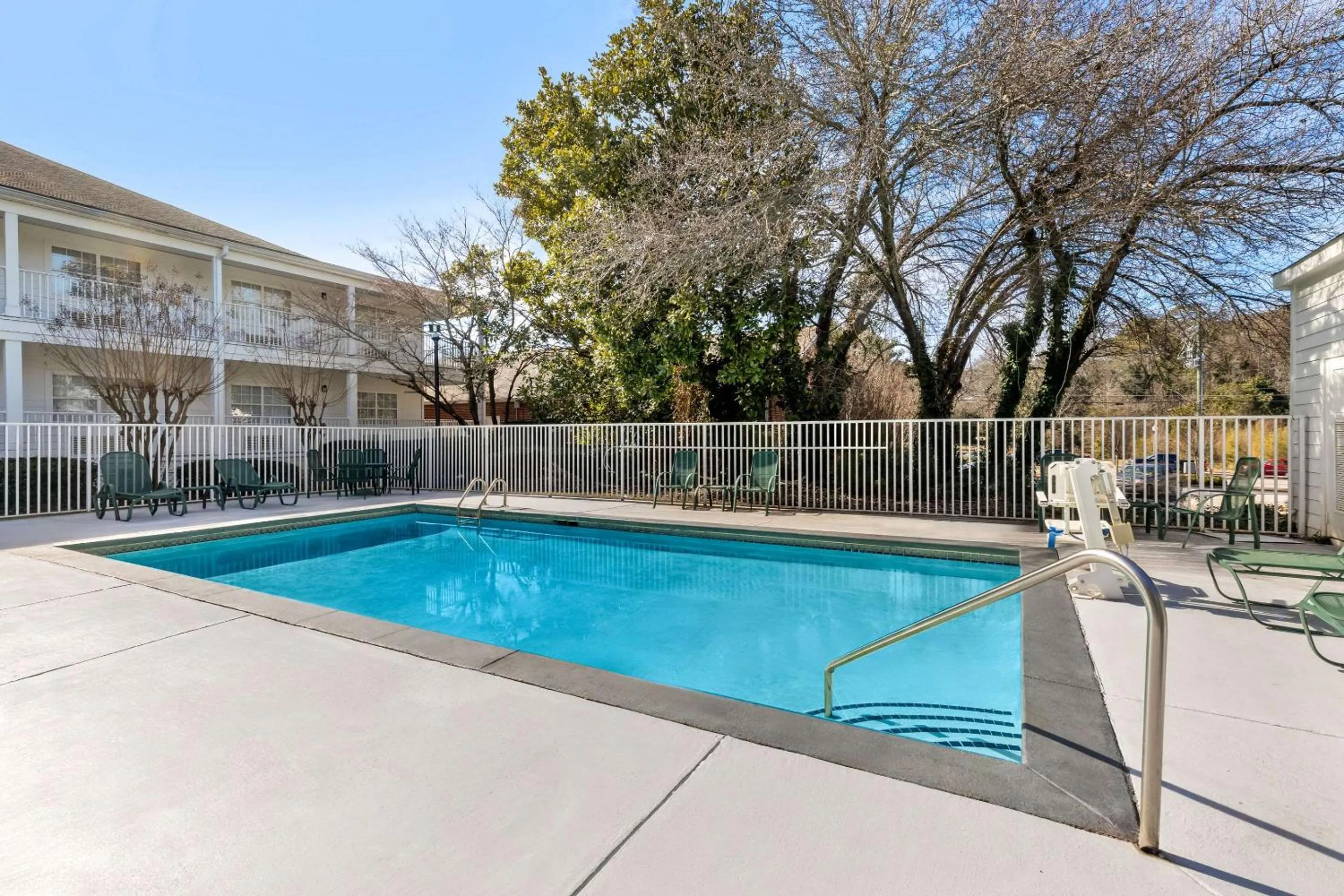 Swimming pool in Quality Inn Fayetteville Near Historic Downtown Square