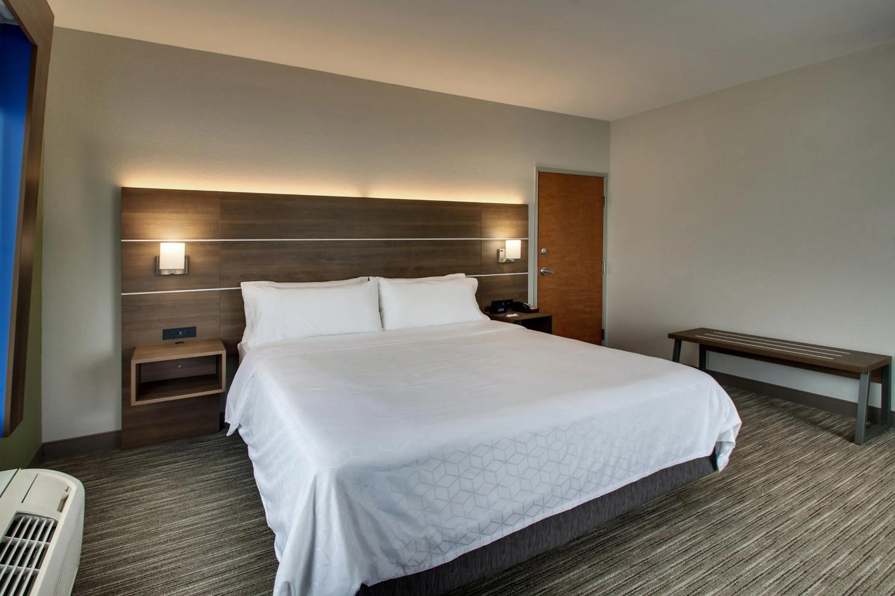 Photo of the whole room, Bed in Holiday Inn Express Hotel & Suites Waukegan/Gurnee by IHG