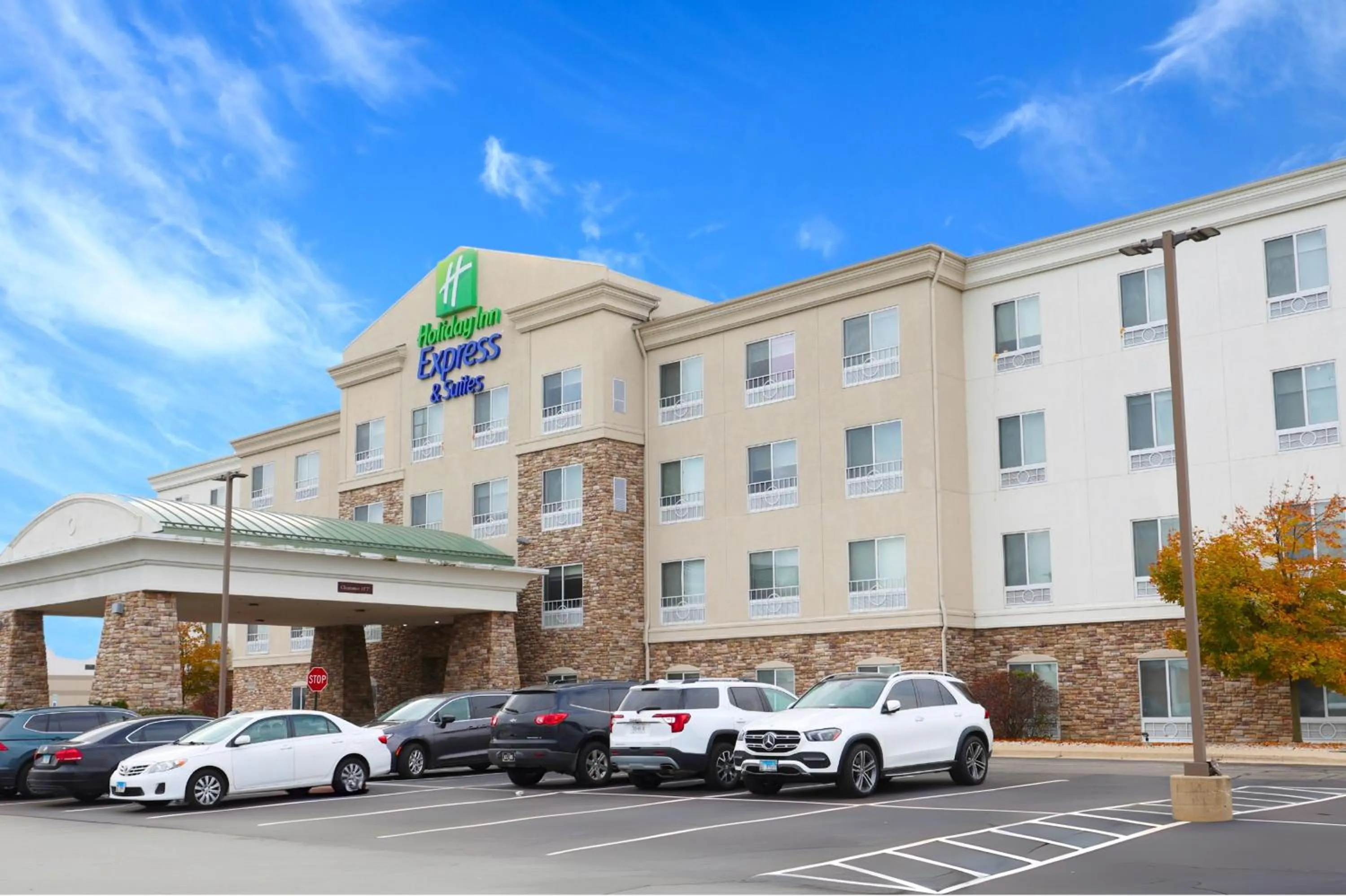 Property building in Holiday Inn Express Hotel & Suites Waukegan/Gurnee by IHG