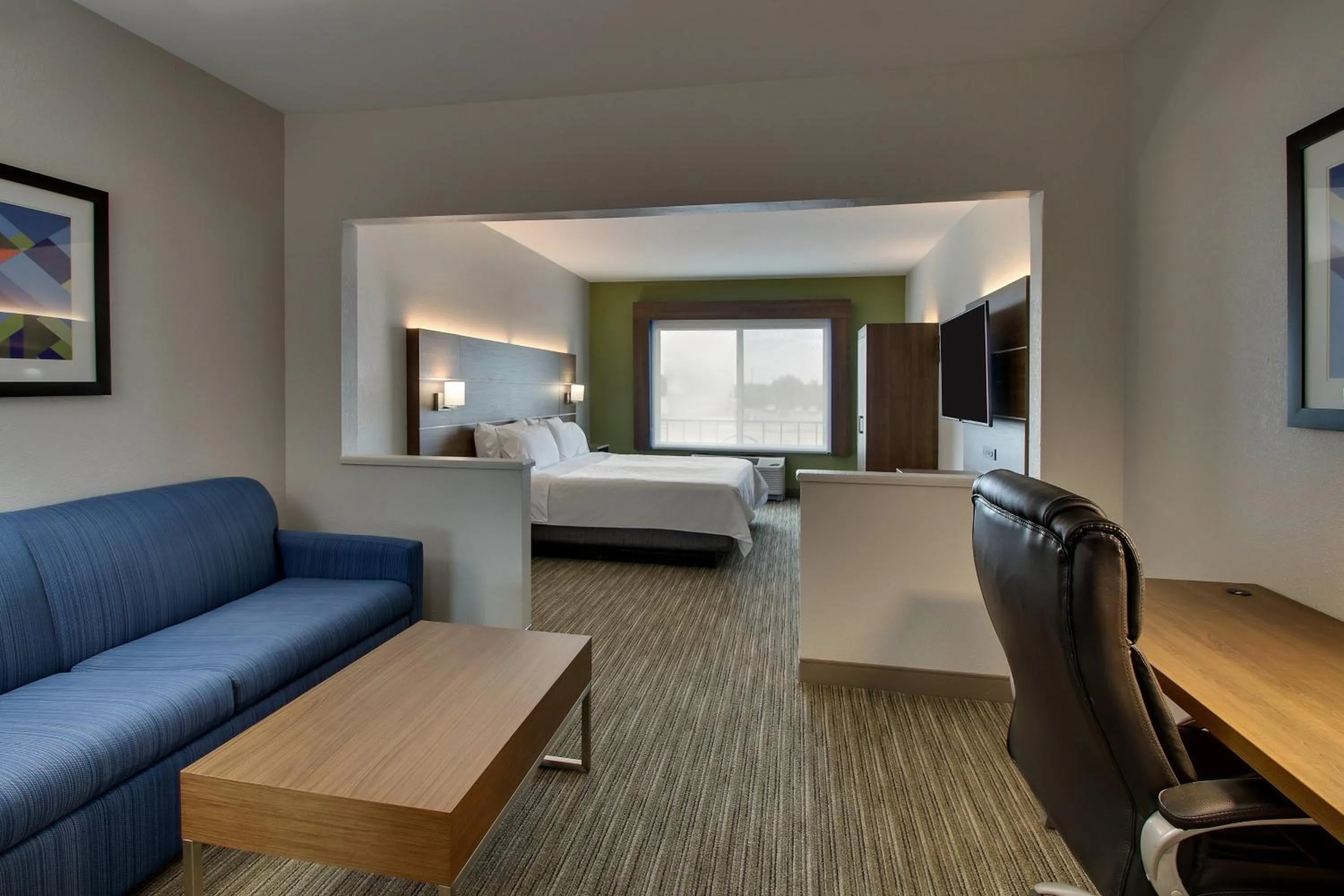 Bedroom in Holiday Inn Express Hotel & Suites Waukegan/Gurnee by IHG