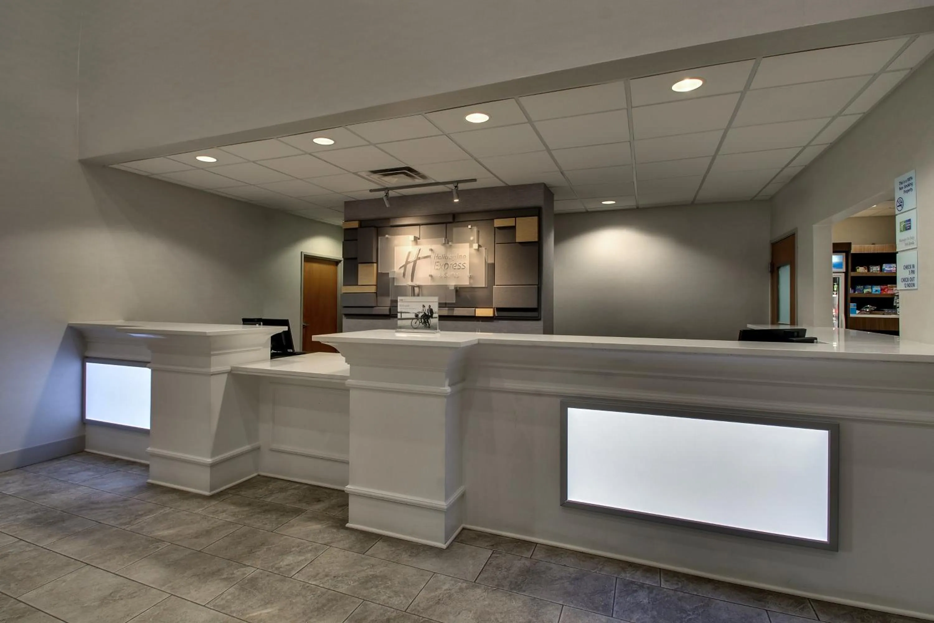 Lobby or reception in Holiday Inn Express Hotel & Suites Waukegan/Gurnee by IHG