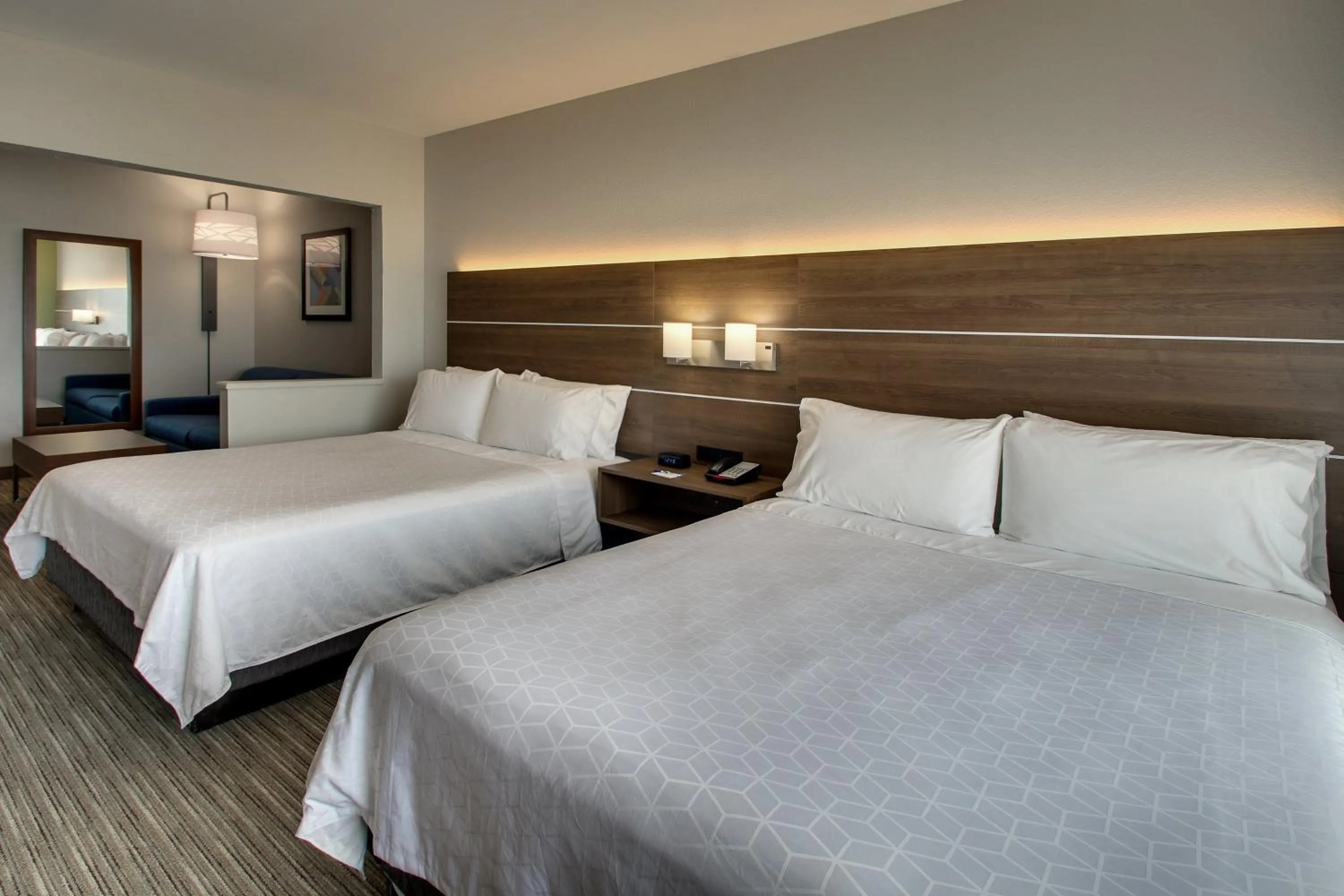 Bedroom, Bed in Holiday Inn Express Hotel & Suites Waukegan/Gurnee by IHG