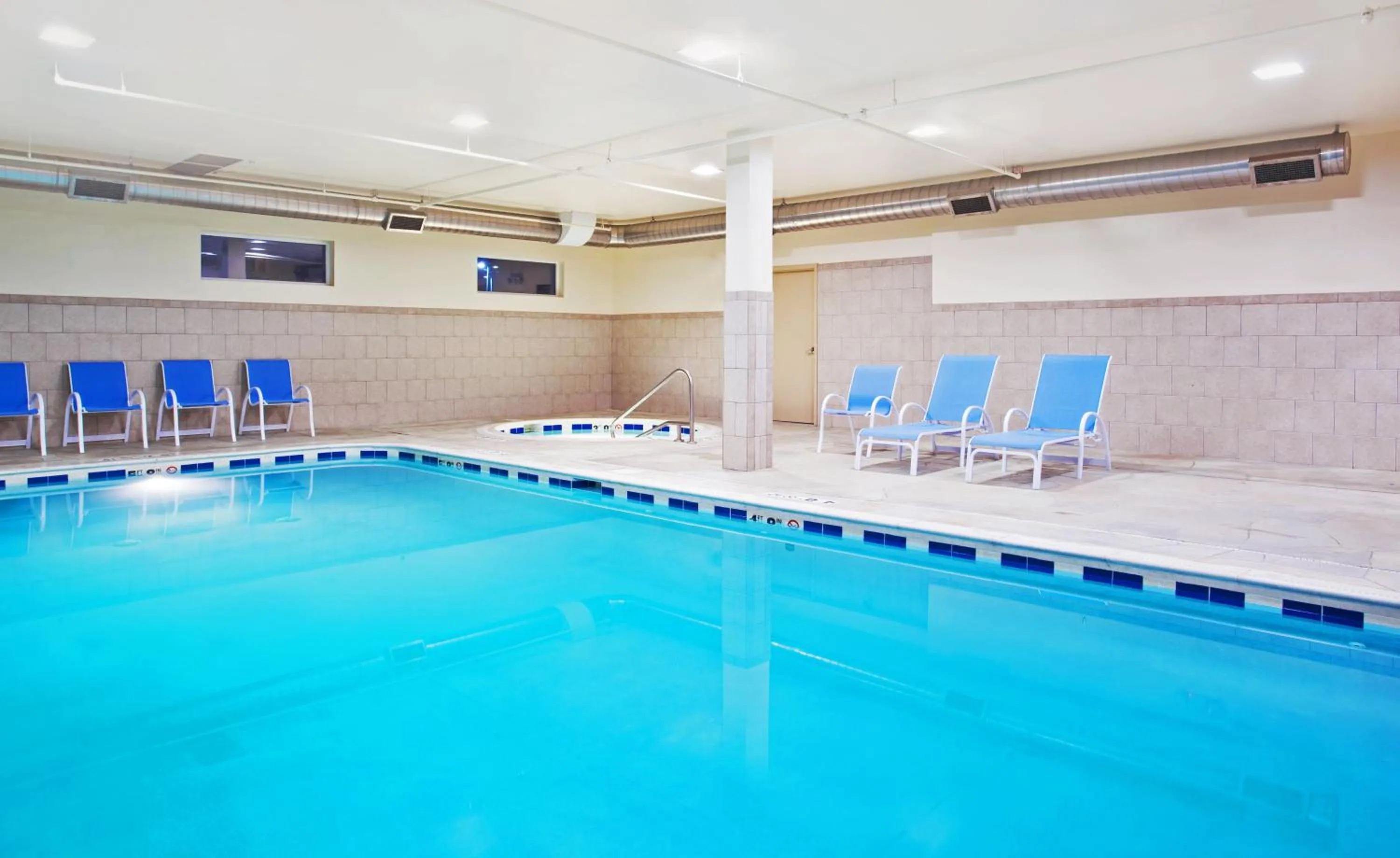 Swimming pool in Holiday Inn Express Hotel & Suites Waukegan/Gurnee by IHG