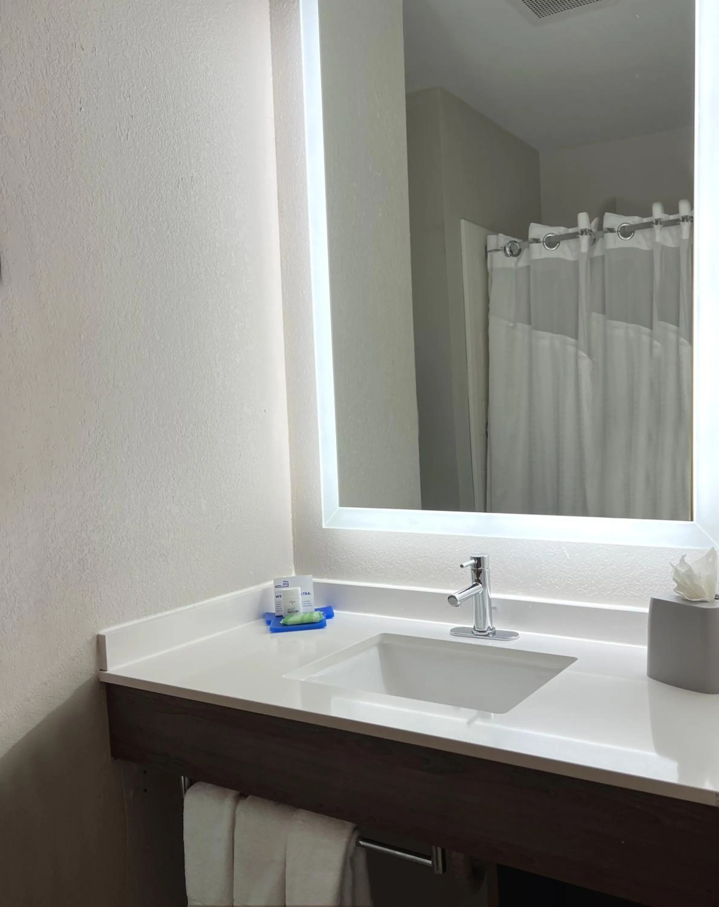 Bathroom in Holiday Inn Express Hotel & Suites Waukegan/Gurnee by IHG