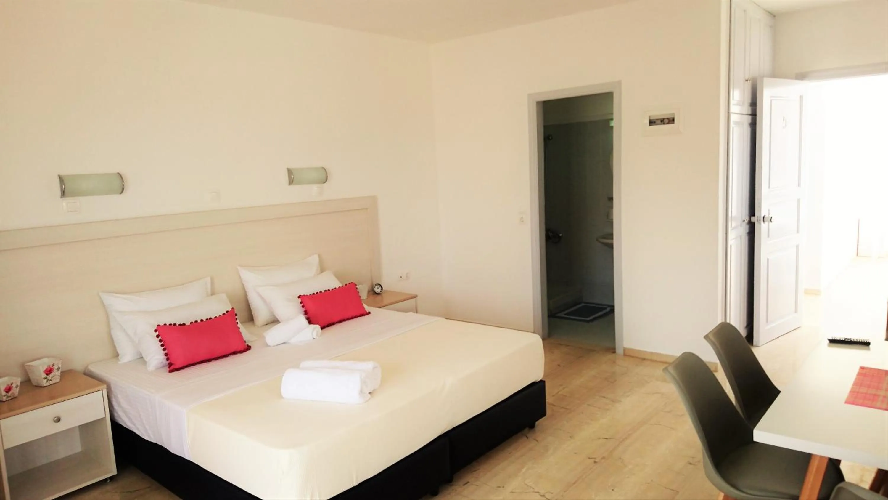 Other, Bed in Crown Apartments