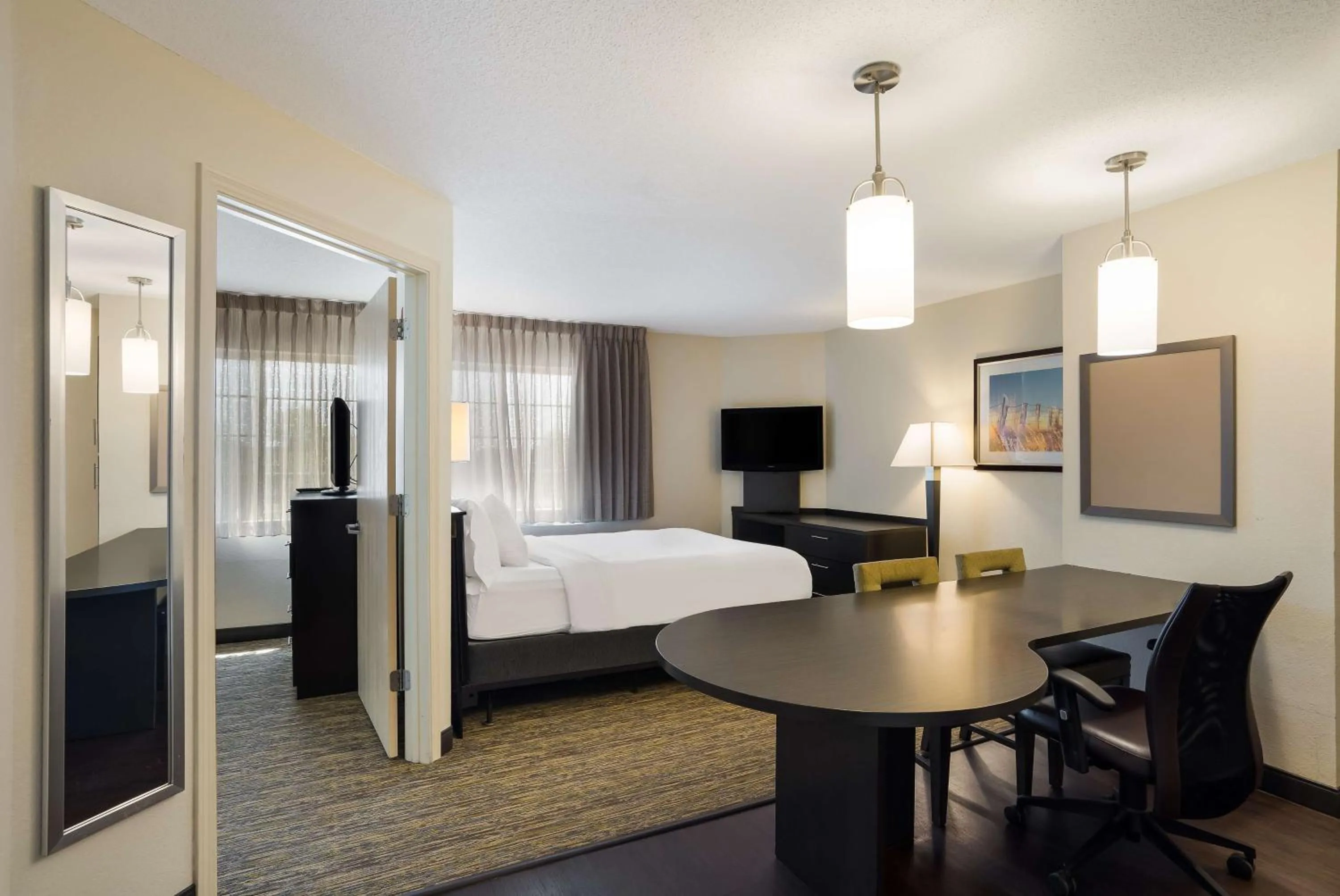 Photo of the whole room, Bed in Sonesta Simply Suites Hampton