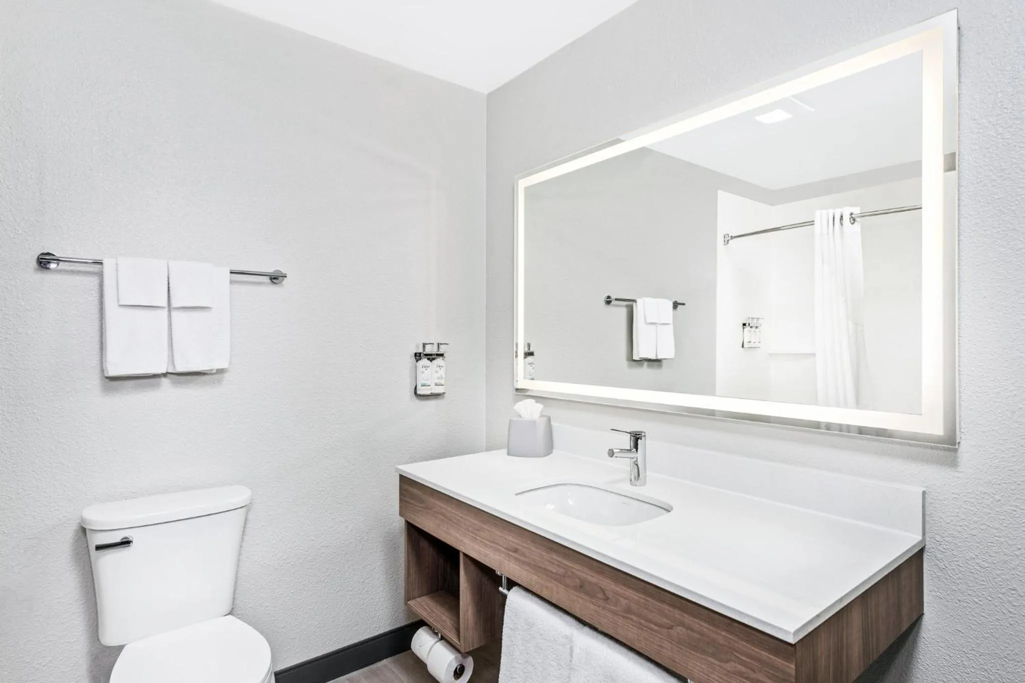 Photo of the whole room in Holiday Inn Express Hotel & Suites Chicago-Algonquin by IHG