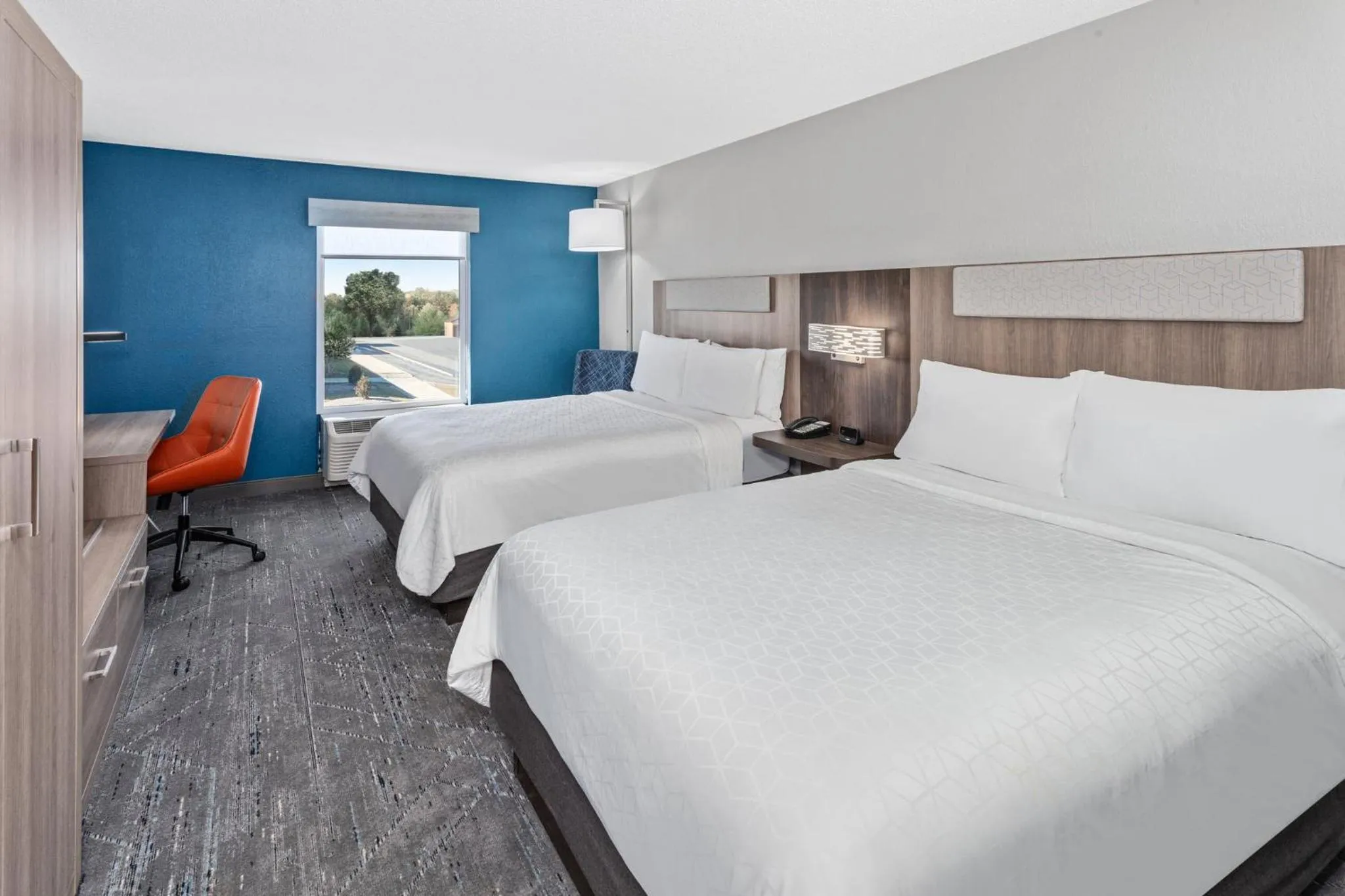 Photo of the whole room, Bed in Holiday Inn Express Hotel & Suites Chicago-Algonquin by IHG