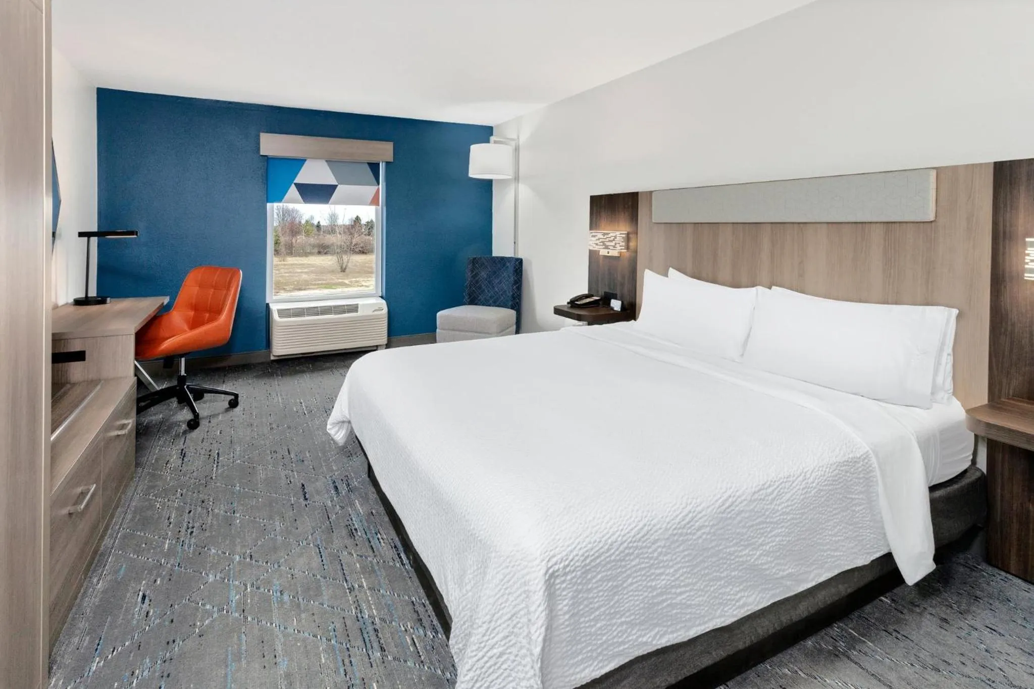 Photo of the whole room, Bed in Holiday Inn Express Hotel & Suites Chicago-Algonquin by IHG