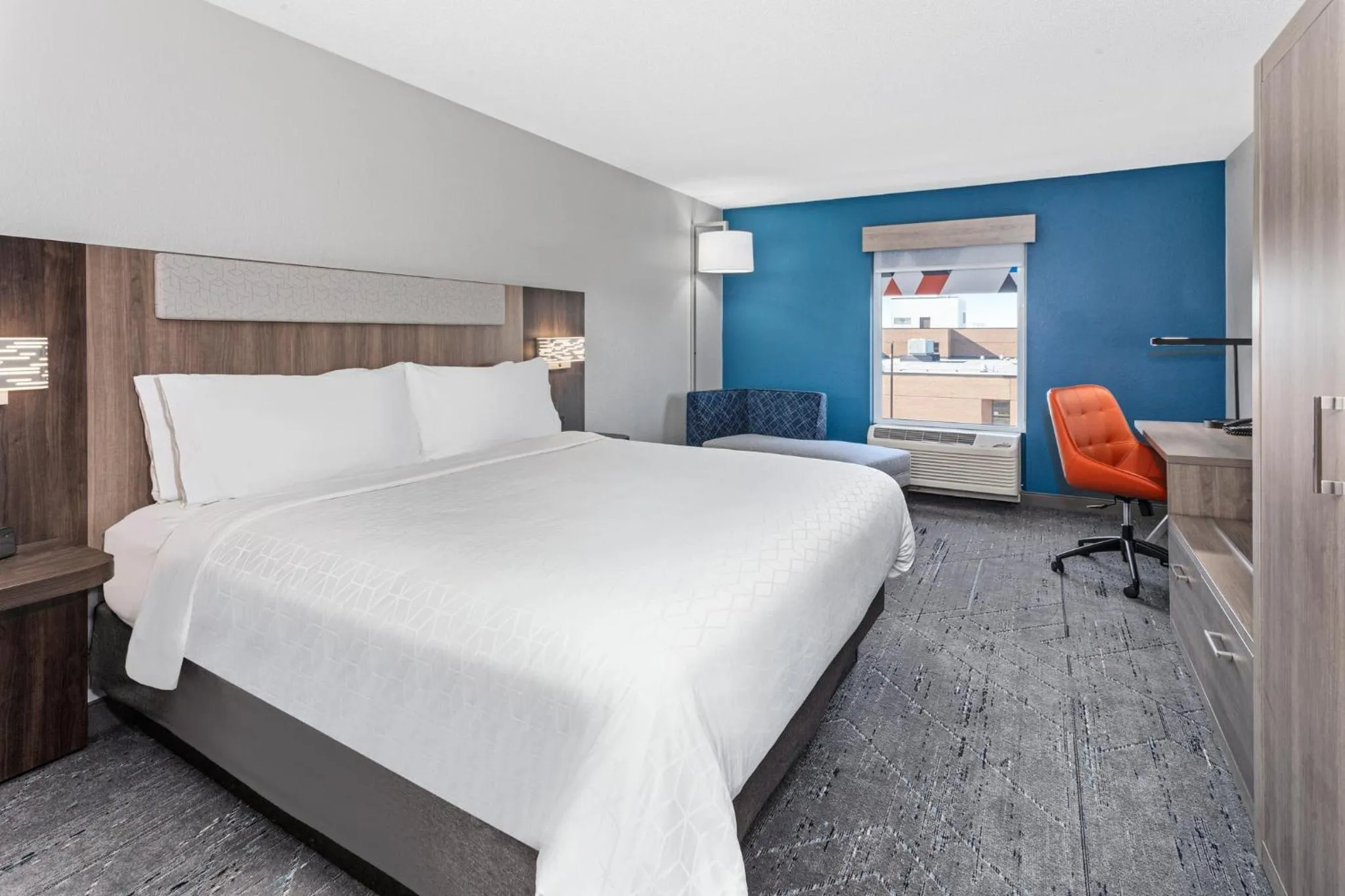 Photo of the whole room, Bed in Holiday Inn Express Hotel & Suites Chicago-Algonquin by IHG