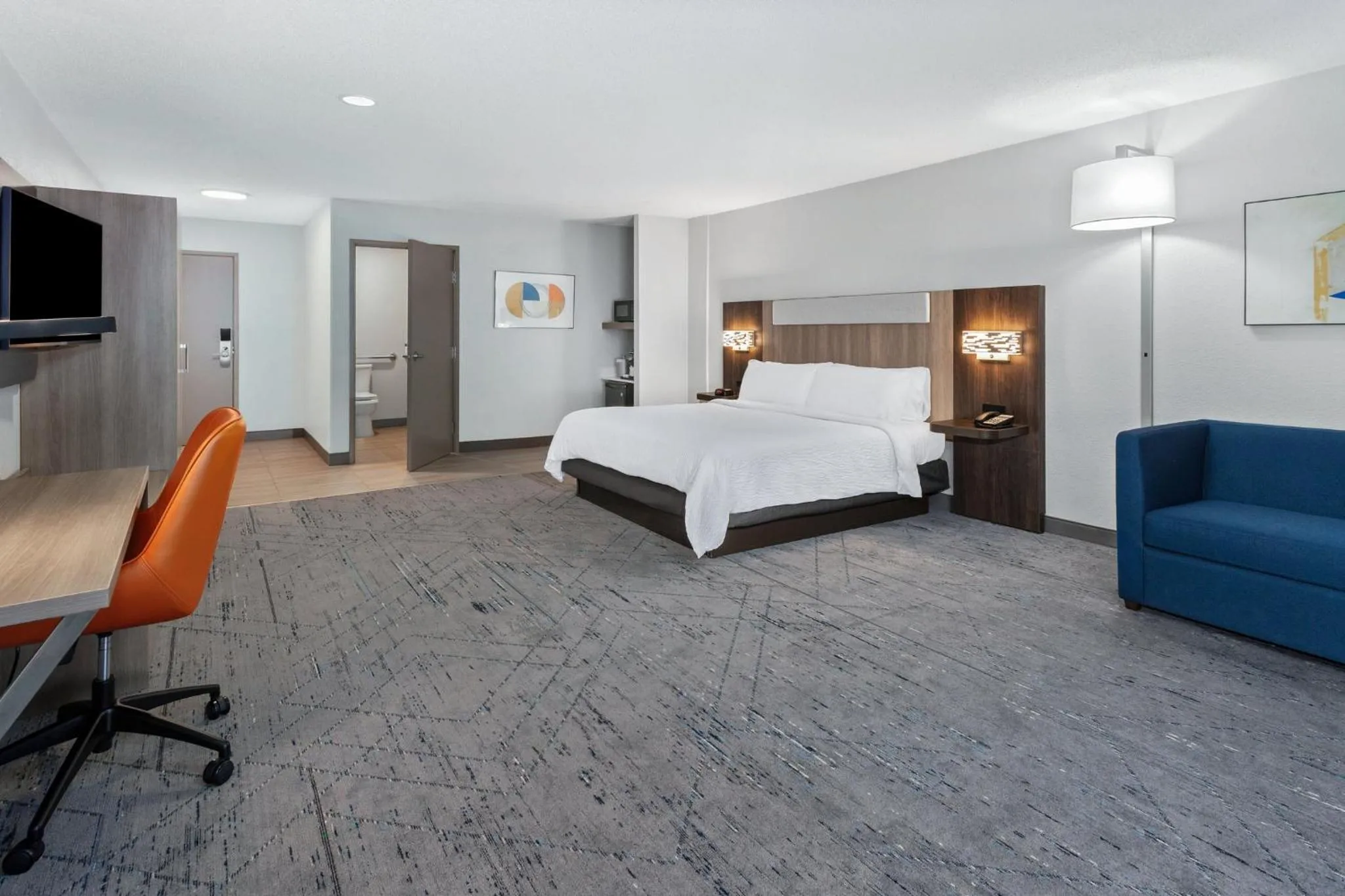 Photo of the whole room, Bed in Holiday Inn Express Hotel & Suites Chicago-Algonquin by IHG