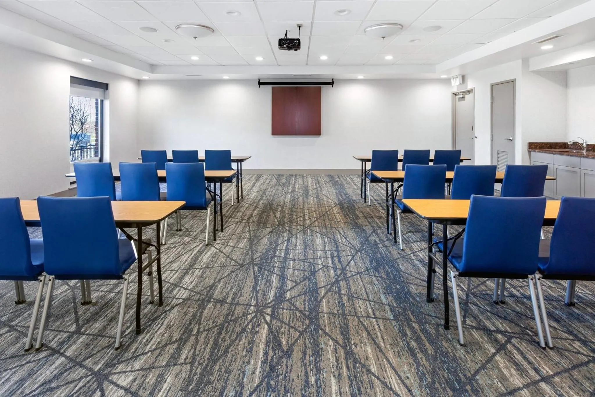 Meeting/conference room in Holiday Inn Express Hotel & Suites Chicago-Algonquin by IHG