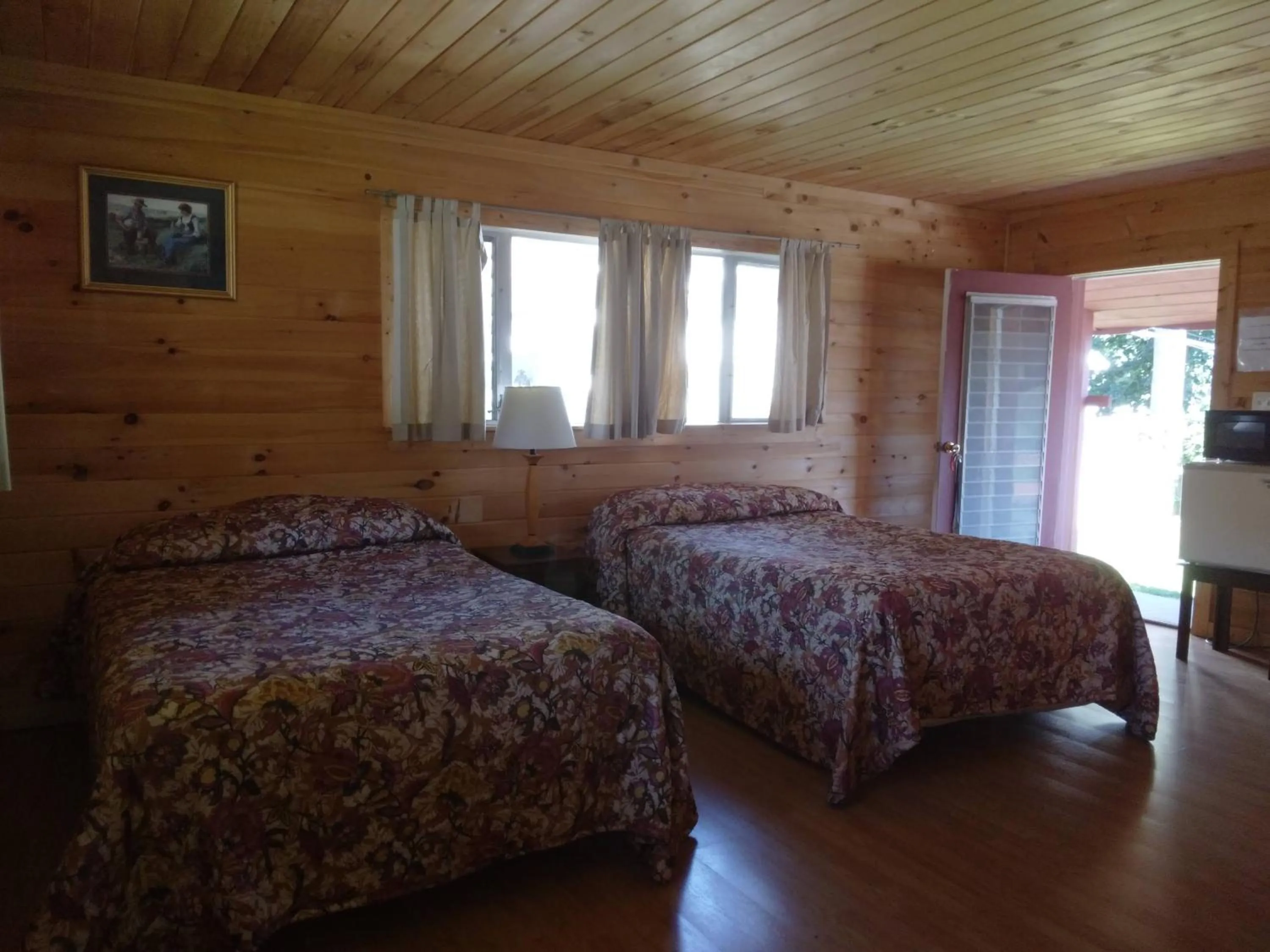 Bed in Olympian Resort Motel