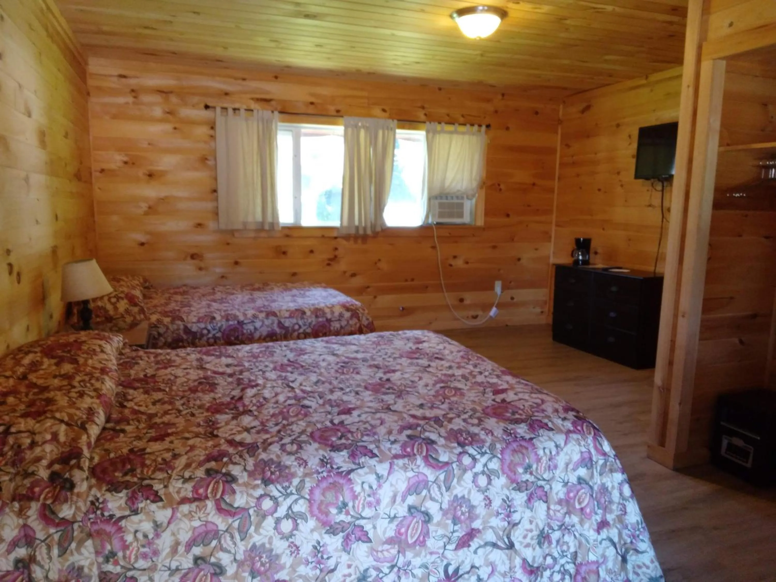 Bed in Olympian Resort Motel