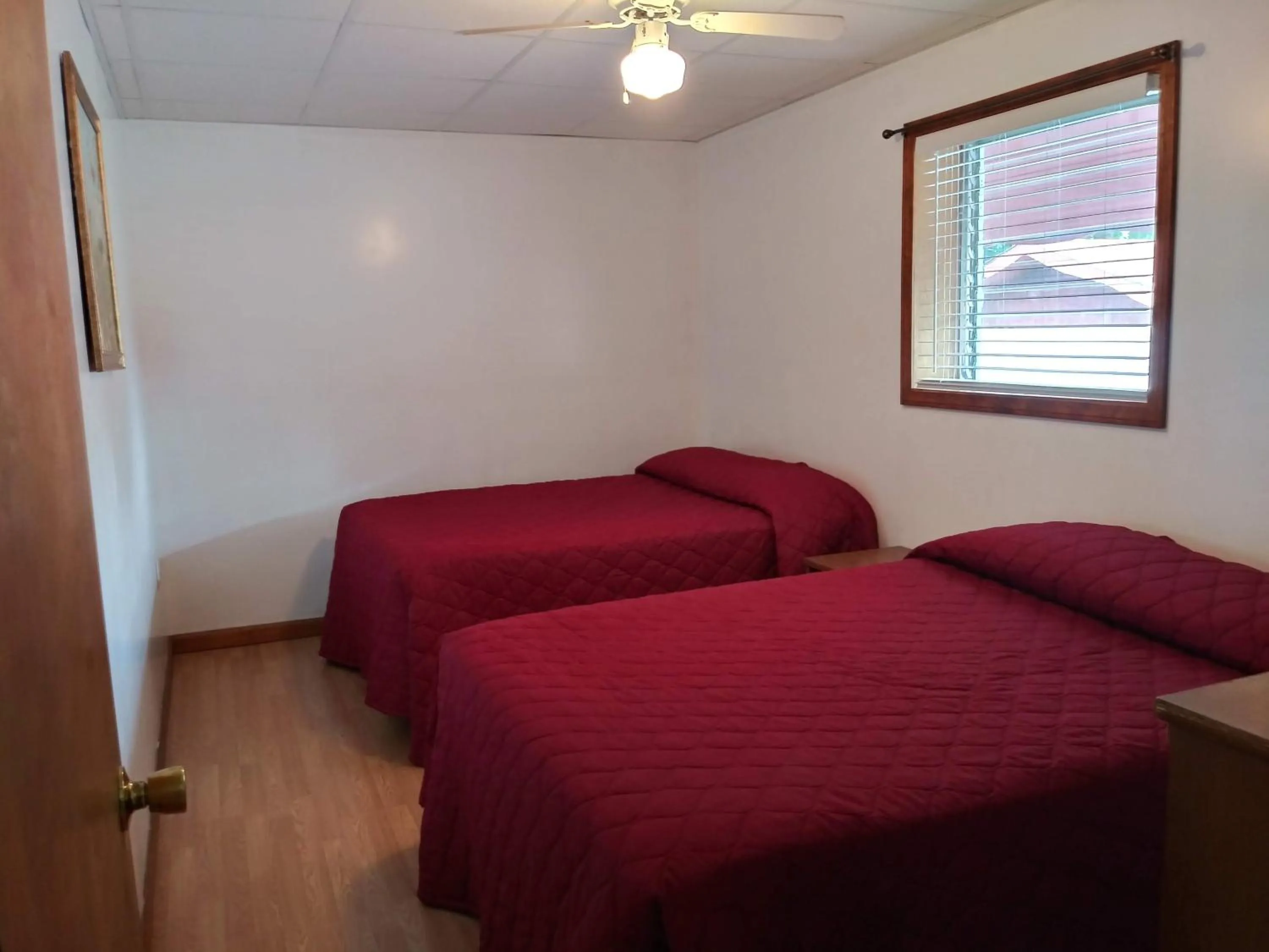 Bed in Olympian Resort Motel