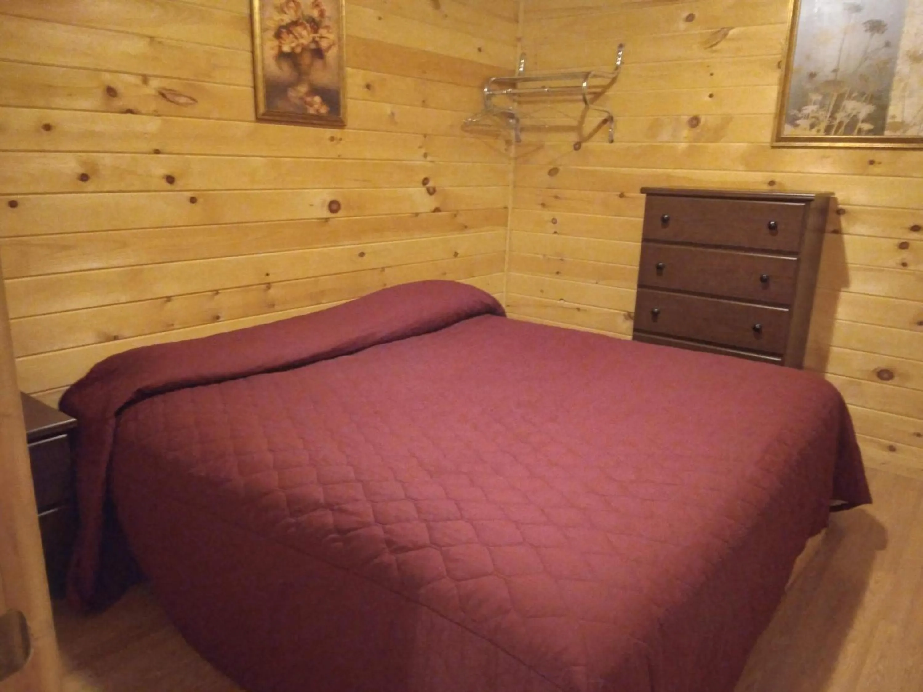 Bed in Olympian Resort Motel