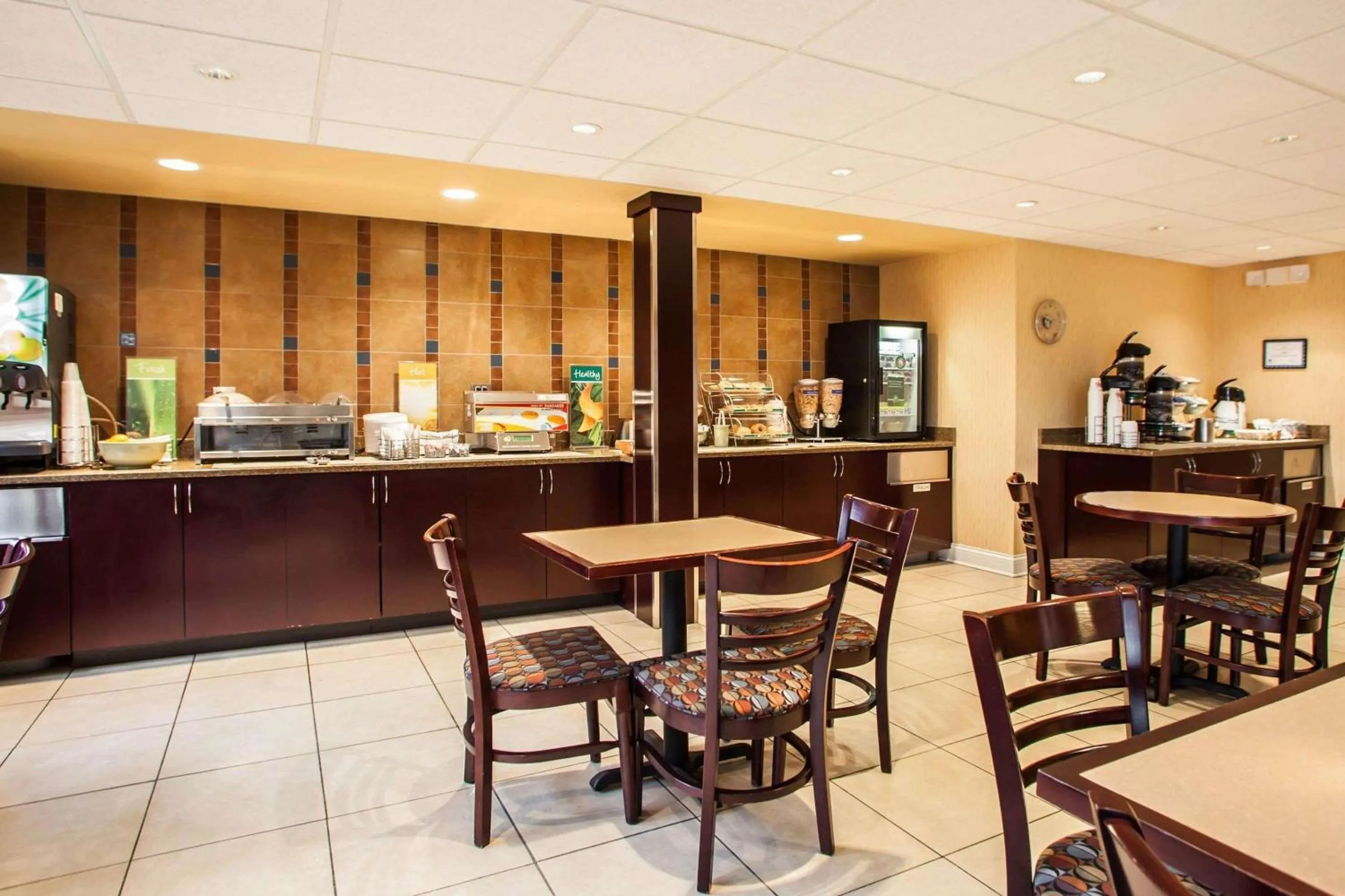 Restaurant/places to eat in Quality Inn & Suites St Charles -West Chicago