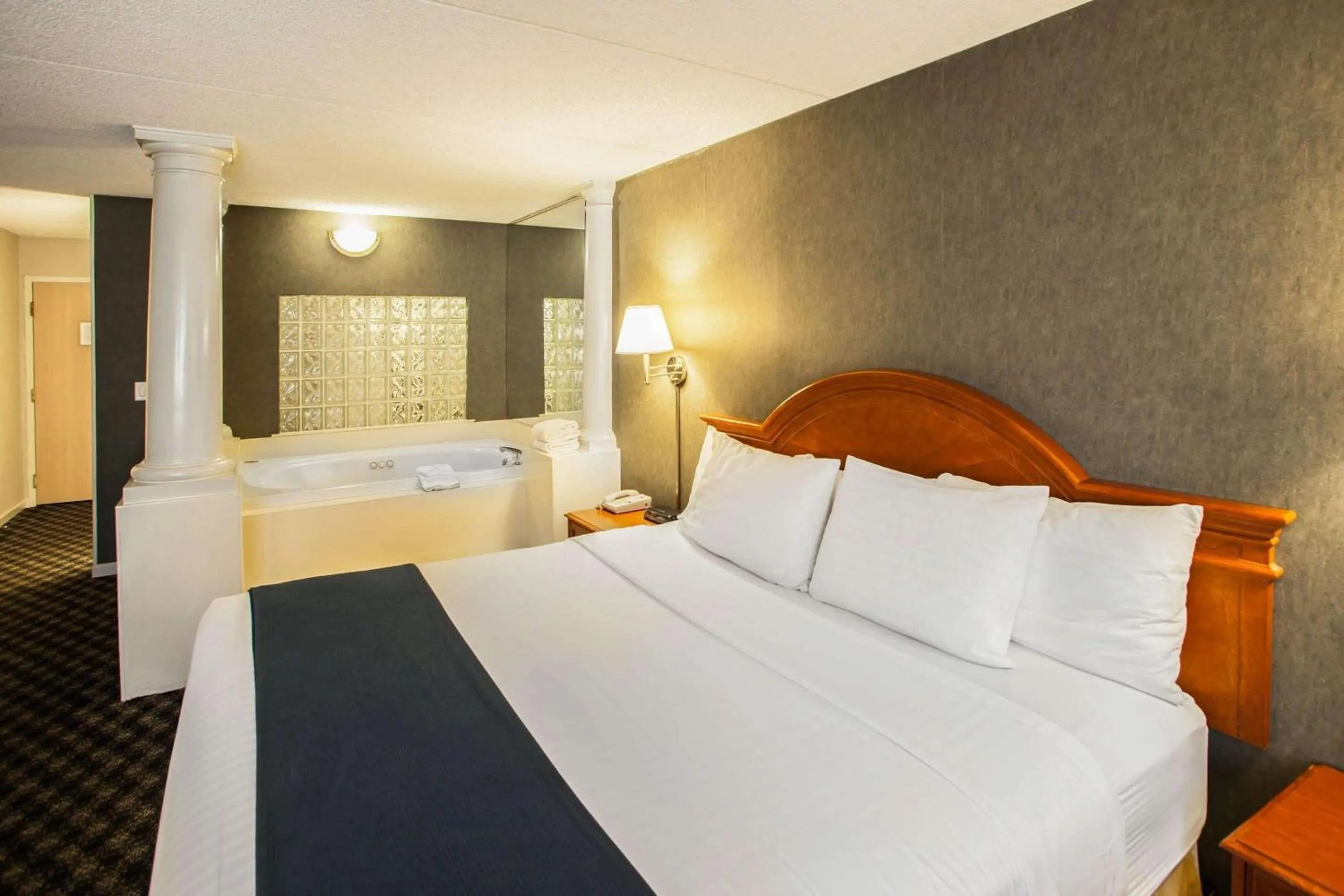 Photo of the whole room, Bed in Quality Inn & Suites St Charles -West Chicago