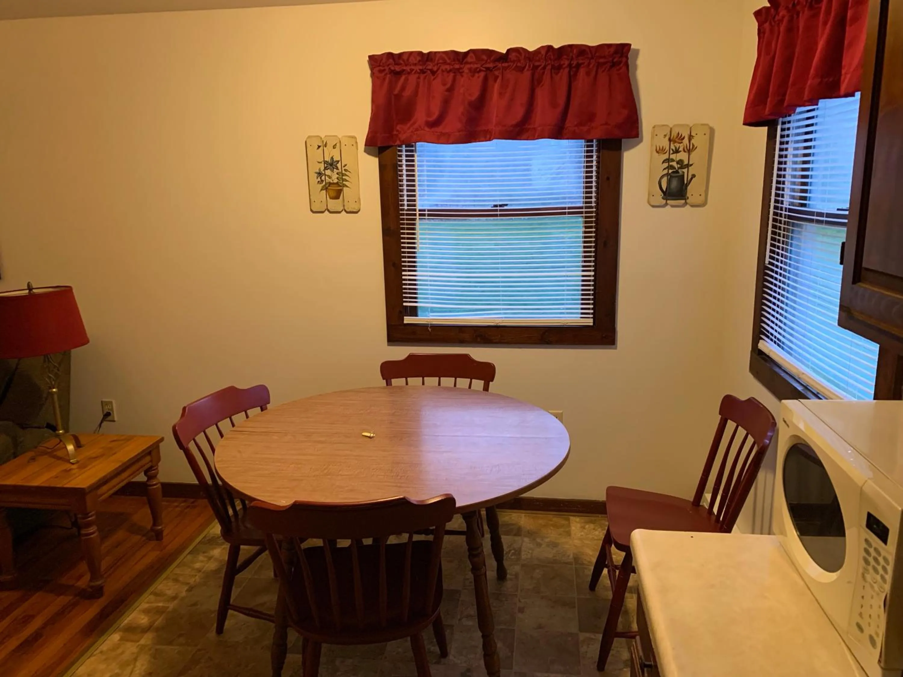 Dining area in Echo Valley Cottages