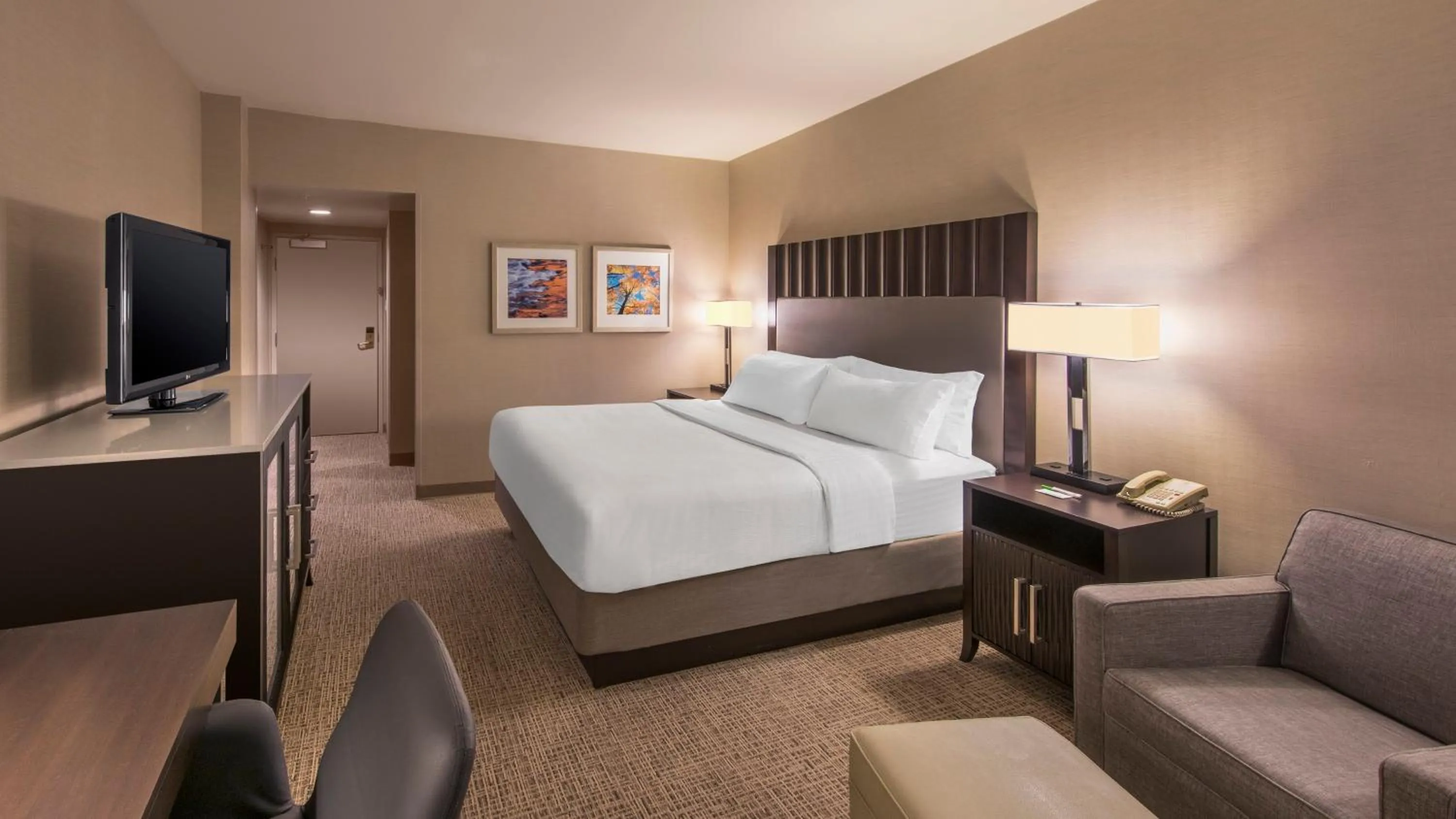 Photo of the whole room, Bed in Holiday Inn Denver Lakewood by IHG
