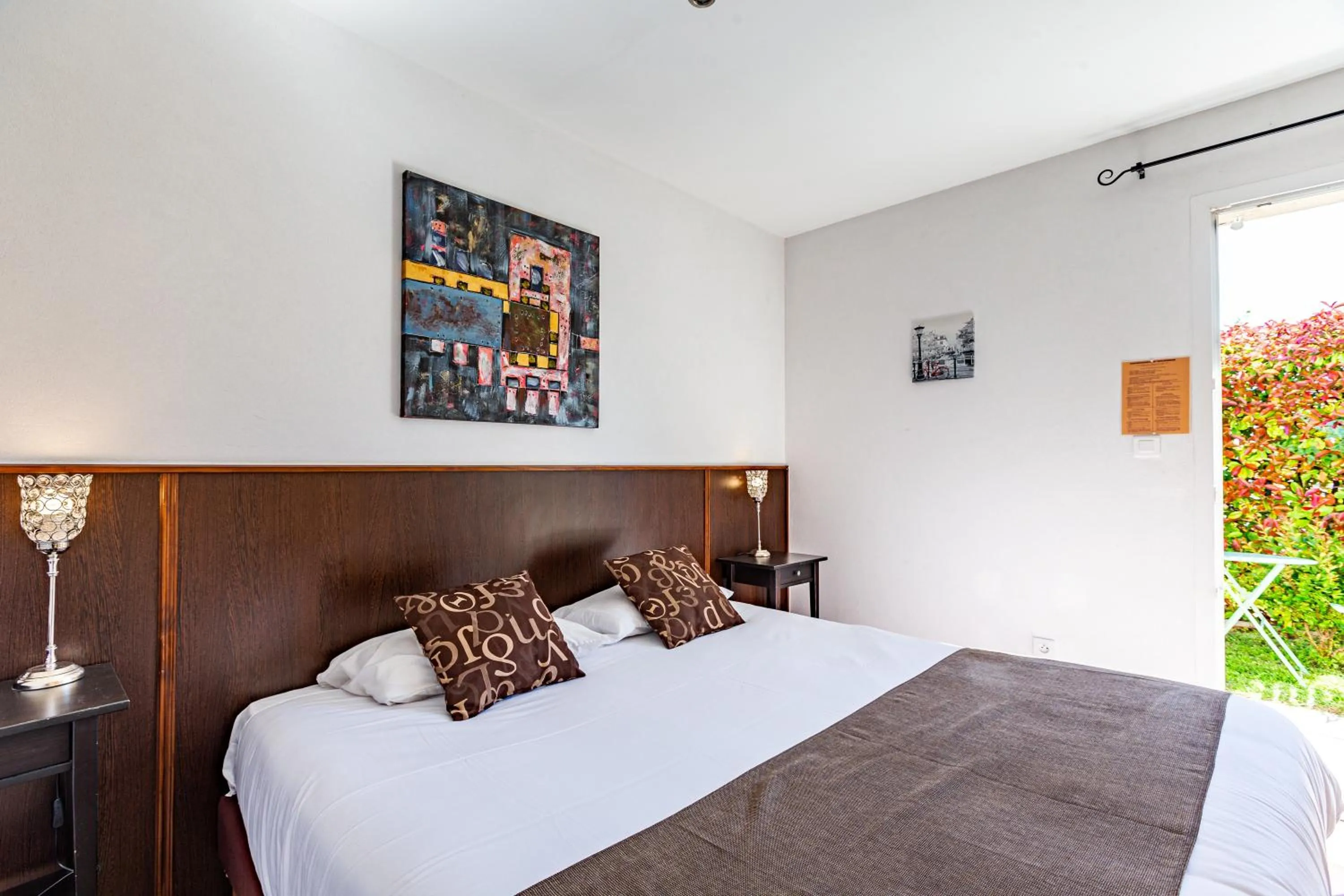 Bed in Logis Hôtel L'Oliveraie