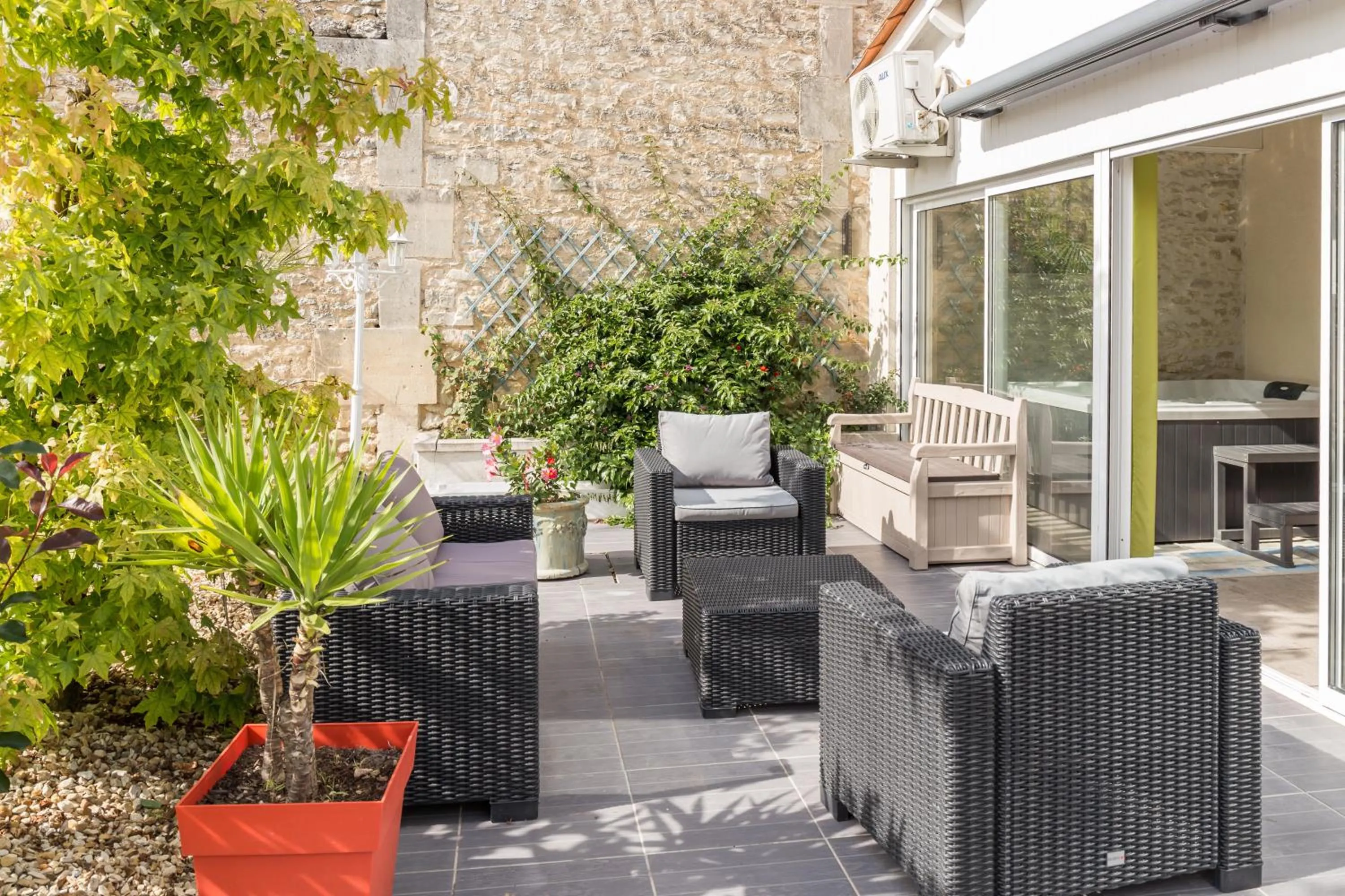 Patio in Logis Hôtel L'Oliveraie