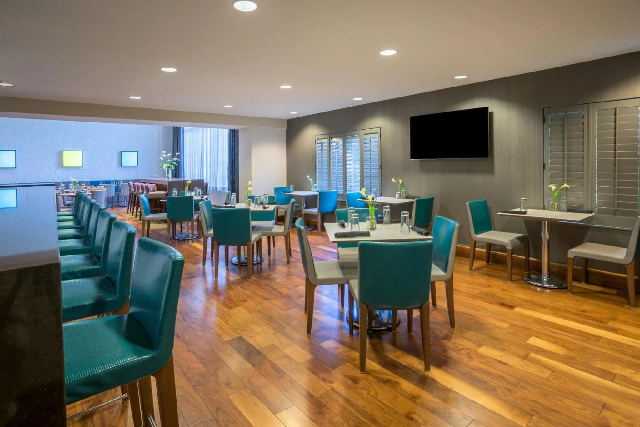 Lounge or bar in Holiday Inn Baltimore BWI Airport by IHG