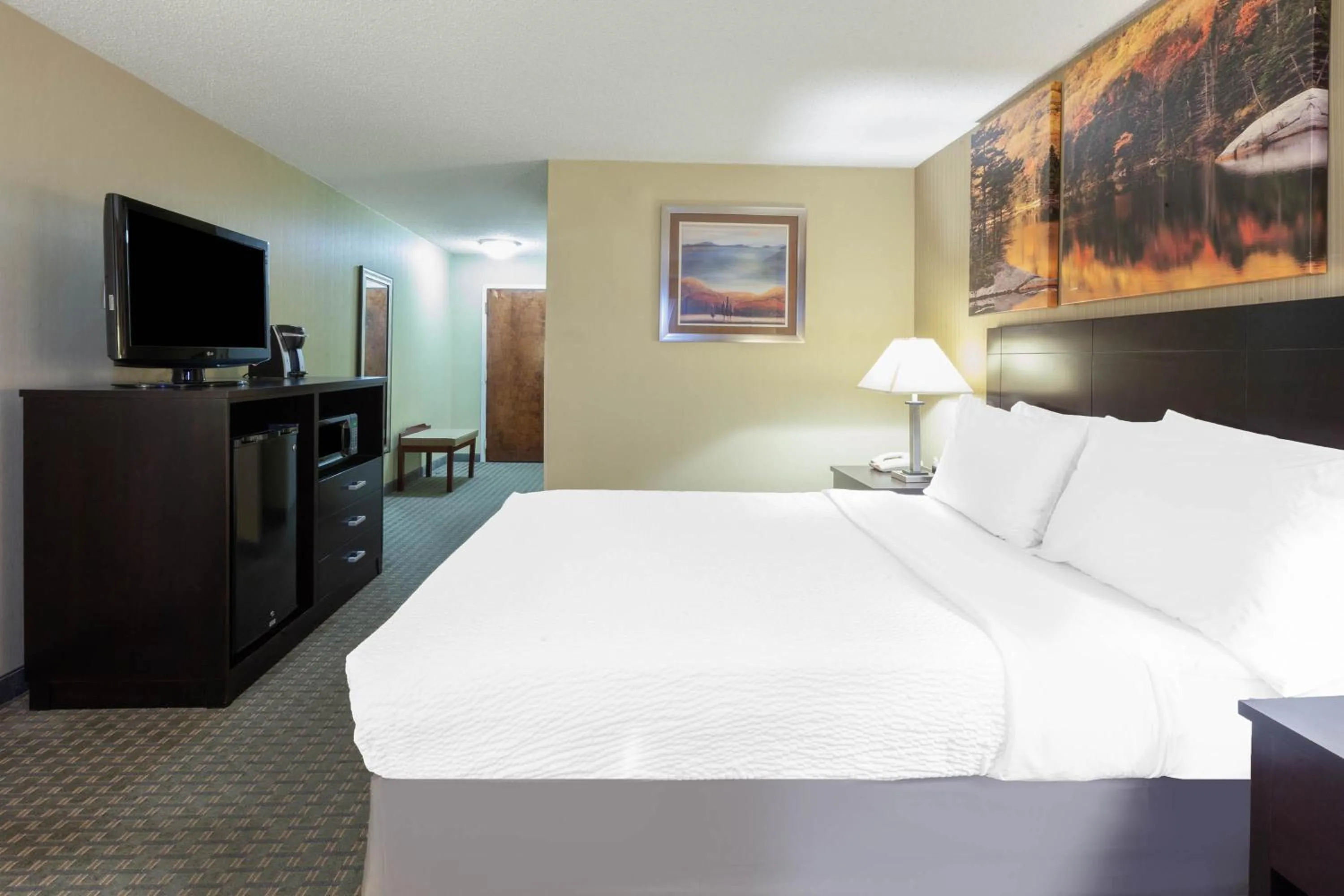 Bed in Days Inn by Wyndham Plattsburgh