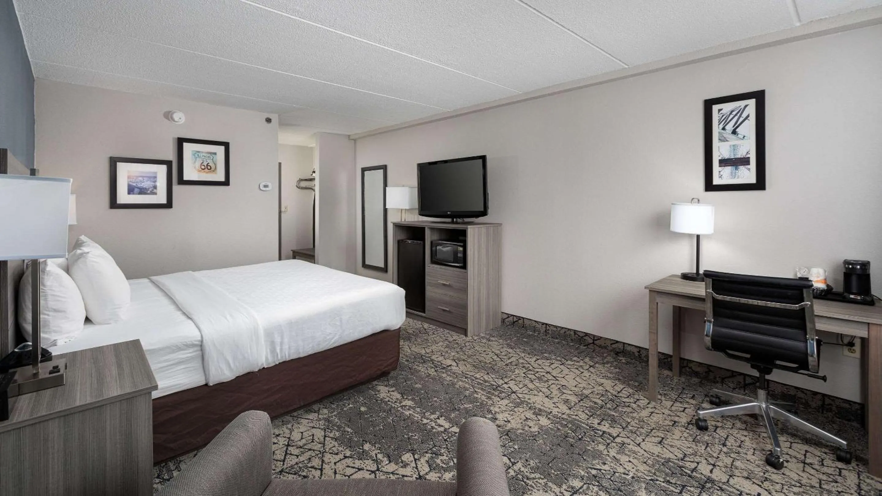 Bedroom, Bed in Clarion Hotel & Convention Center Joliet