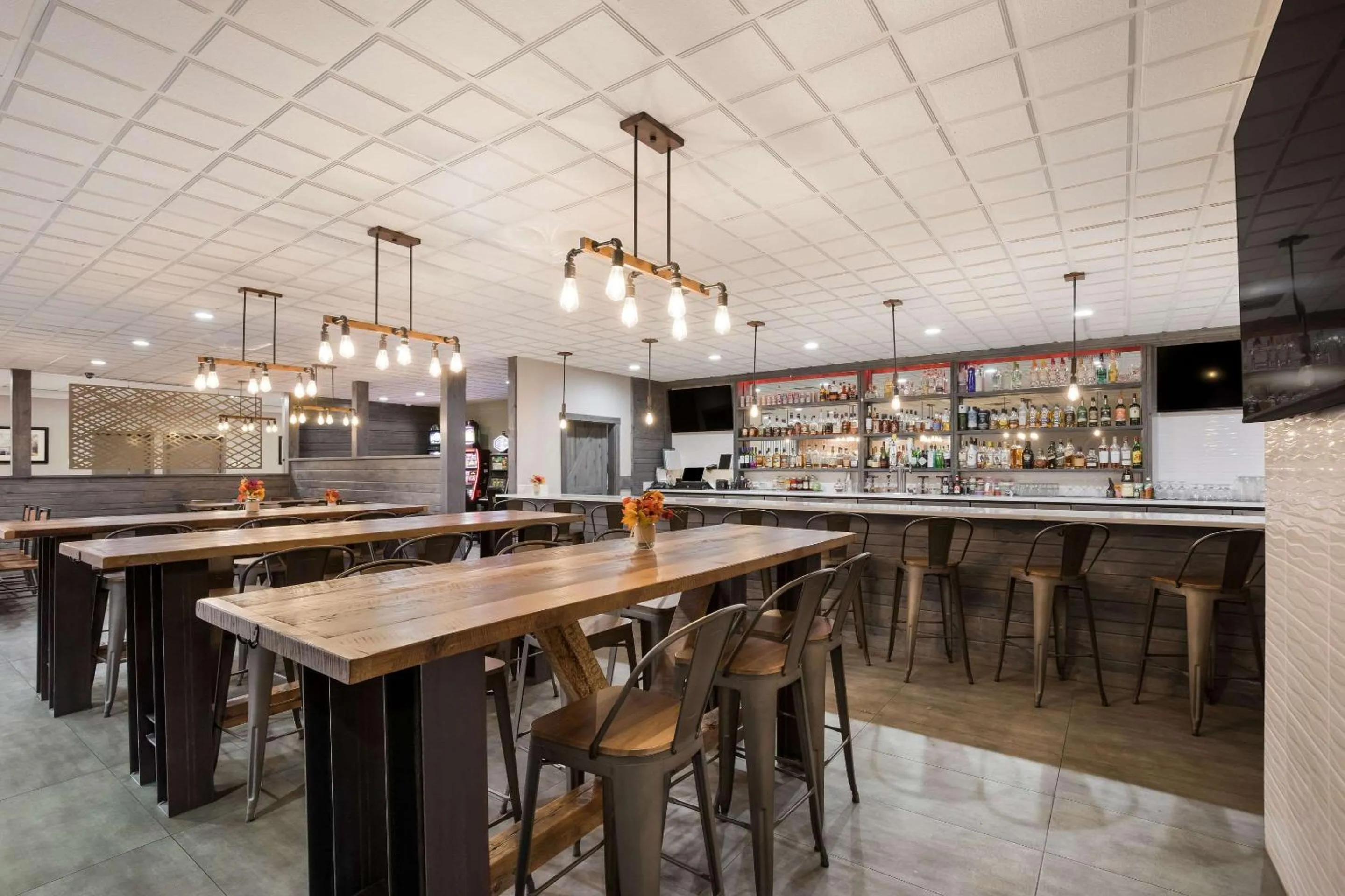 Restaurant/places to eat in Clarion Hotel & Convention Center Joliet