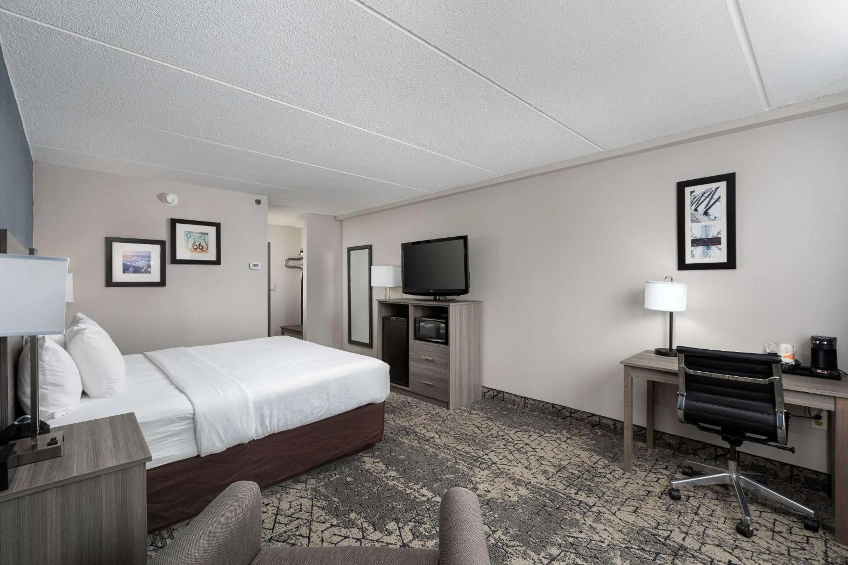 Bedroom, Bed in Clarion Hotel & Convention Center Joliet