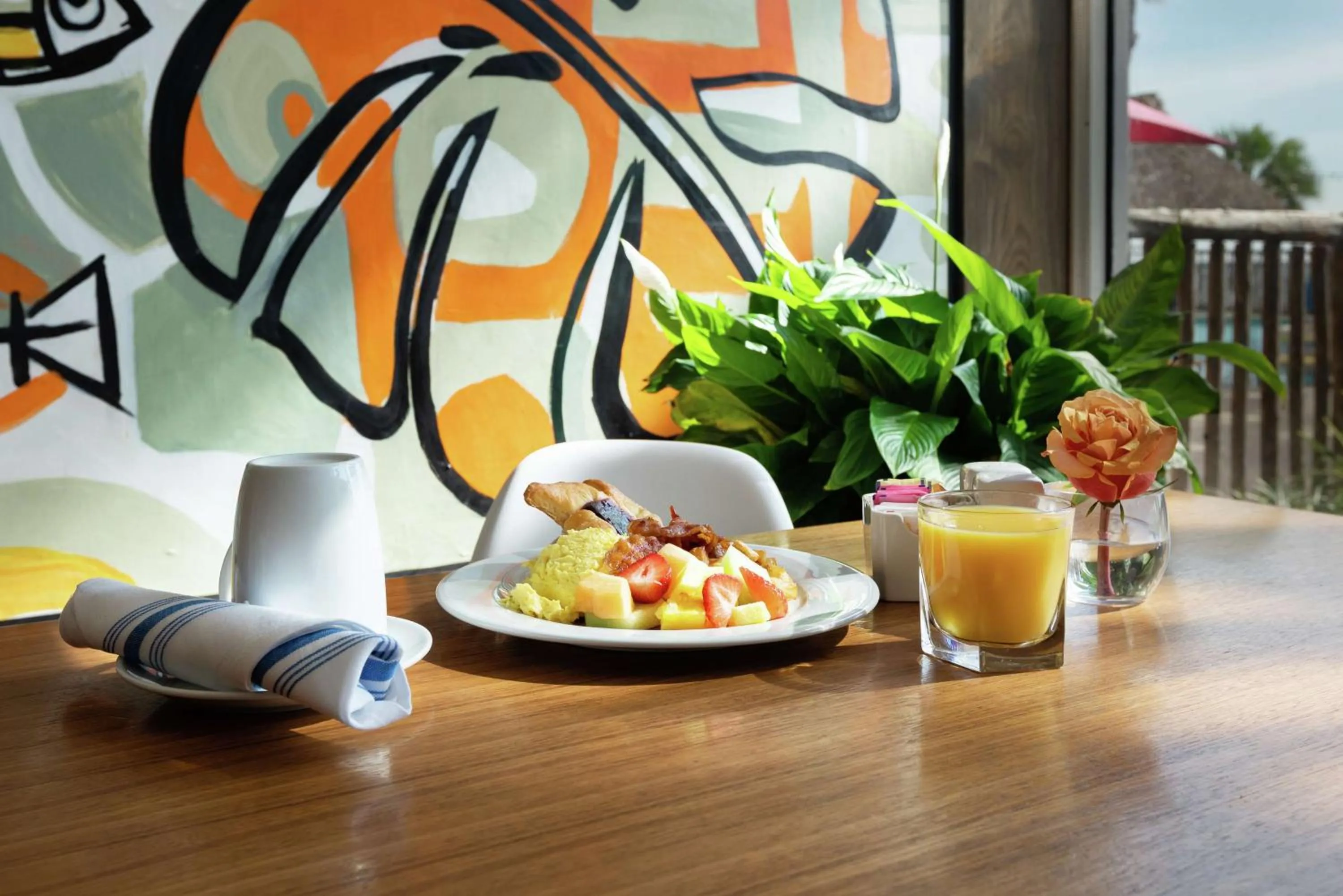 Dining area in DoubleTree by Hilton Galveston Beach