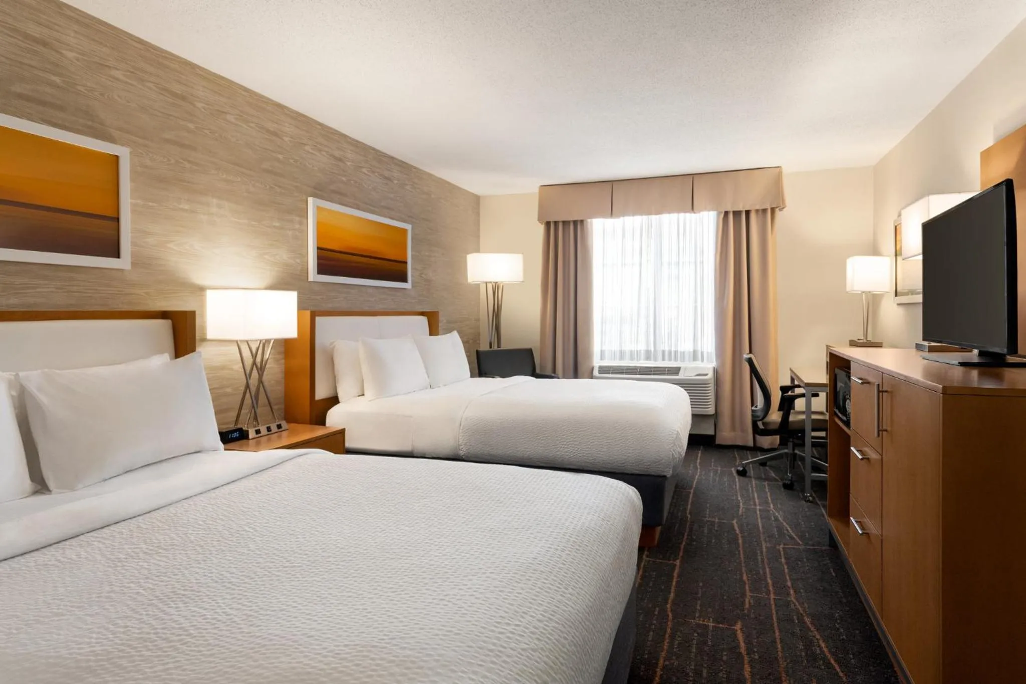 Photo of the whole room, Bed in Holiday Inn Saratoga Springs by IHG