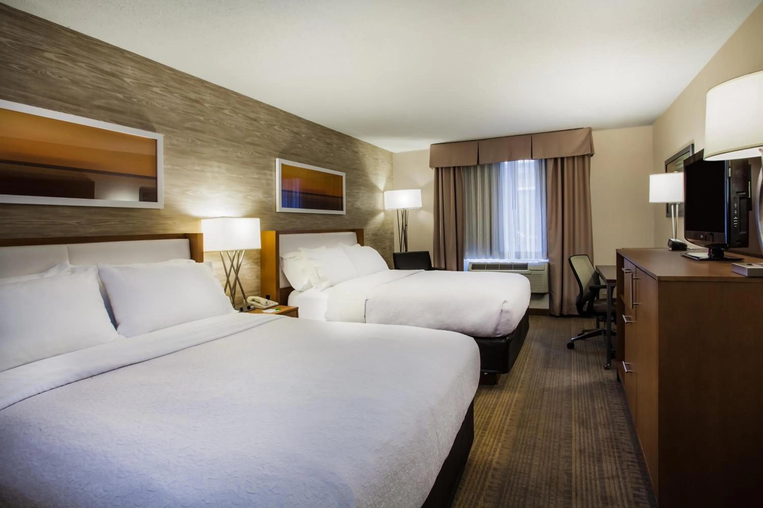 Photo of the whole room, Bed in Holiday Inn Saratoga Springs by IHG