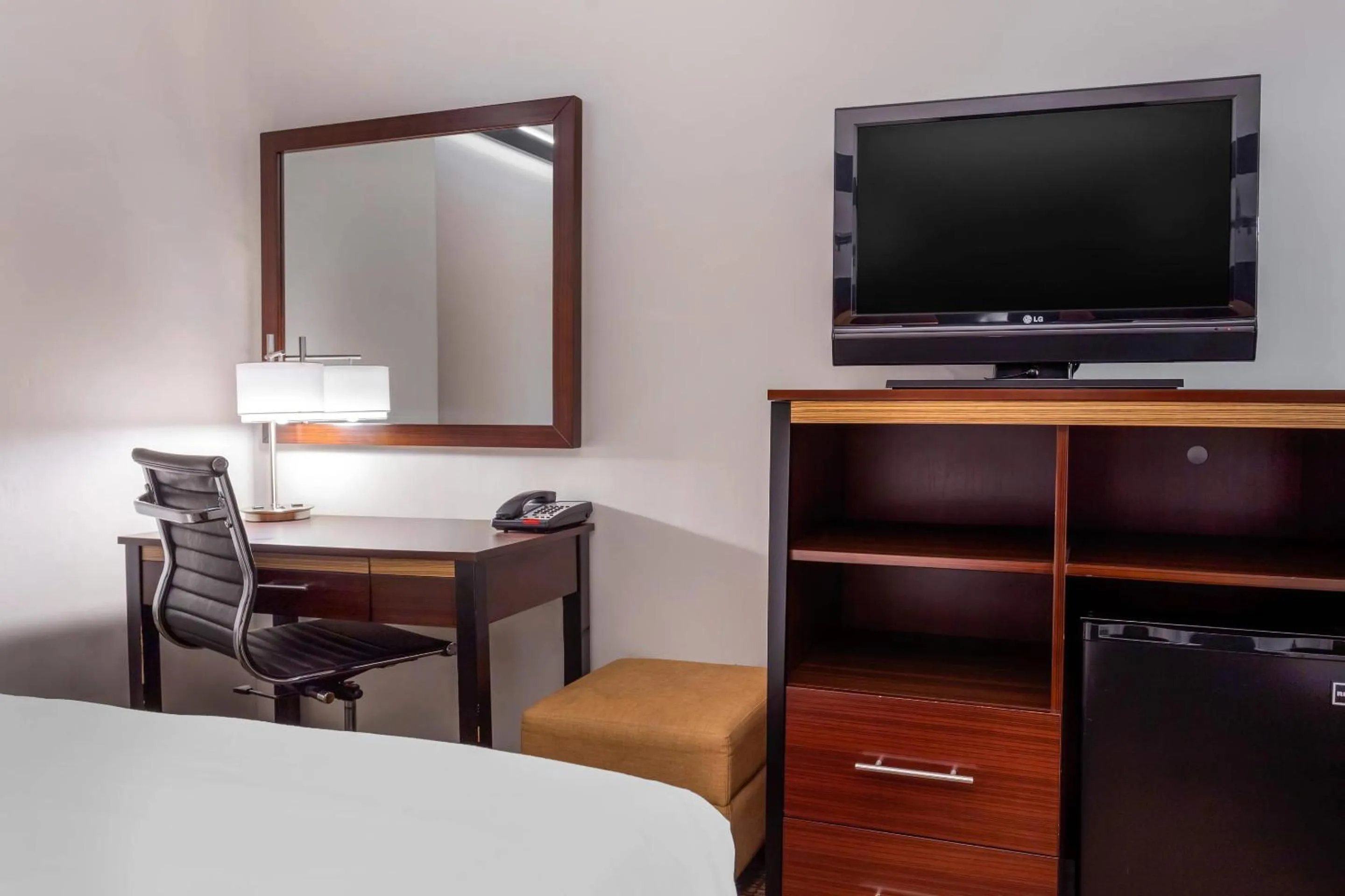 Bedroom, Bed in Avion Inn Near LGA Airport, an Ascend Collection Hotel