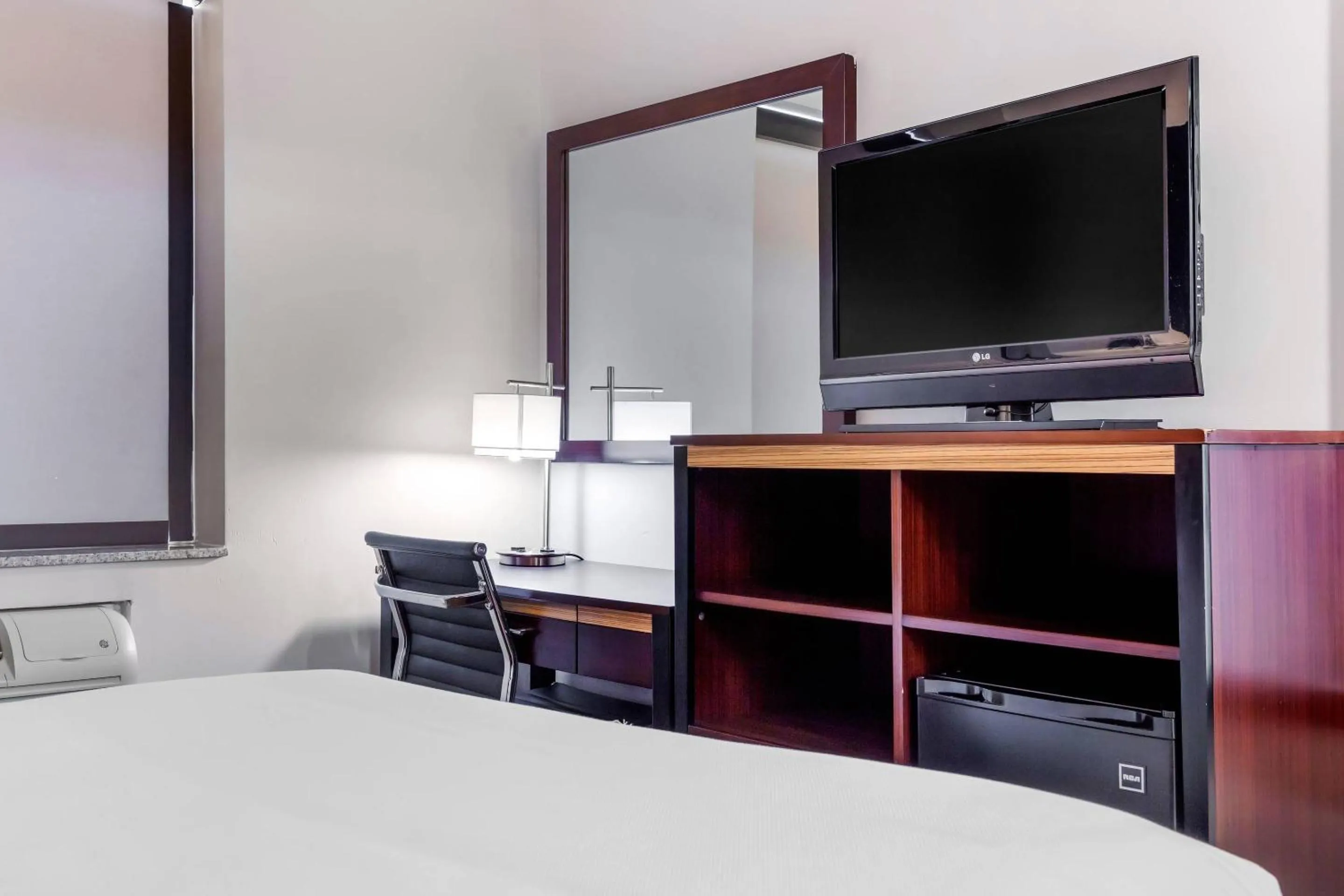 Bedroom, Bed in Avion Inn Near LGA Airport, an Ascend Collection Hotel