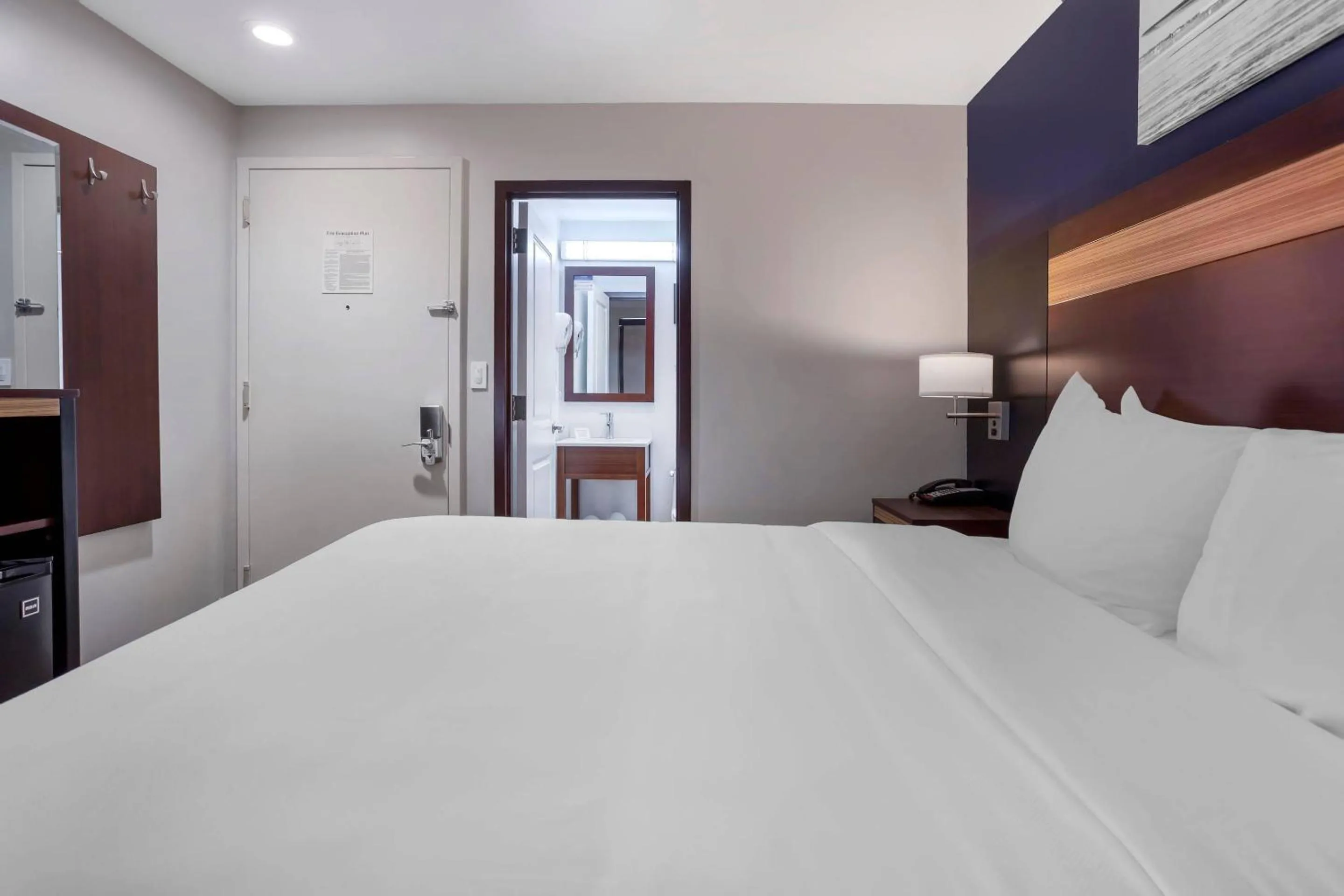 Bedroom, Bed in Avion Inn Near LGA Airport, an Ascend Collection Hotel