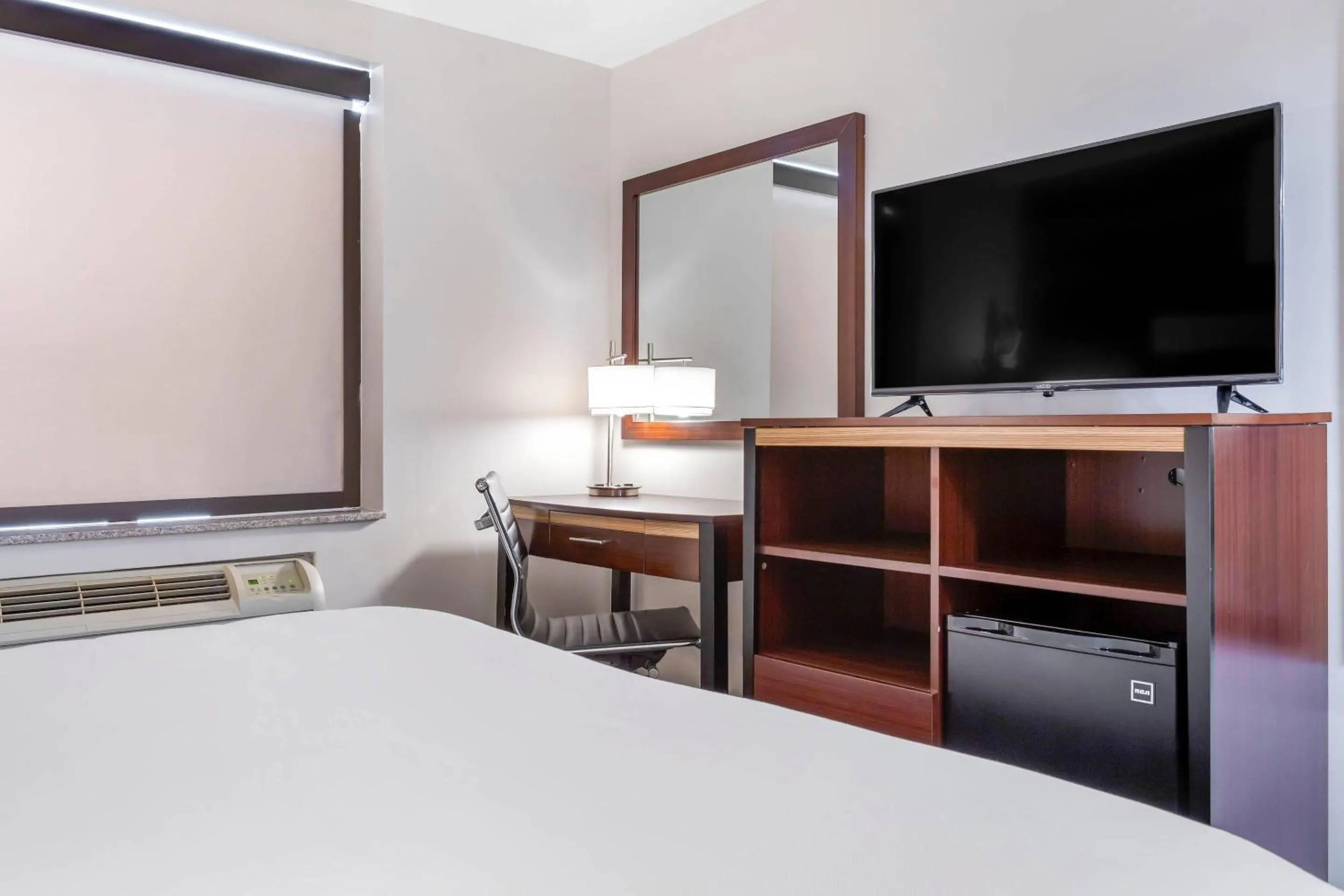 Bedroom, Bed in Avion Inn Near LGA Airport, an Ascend Collection Hotel