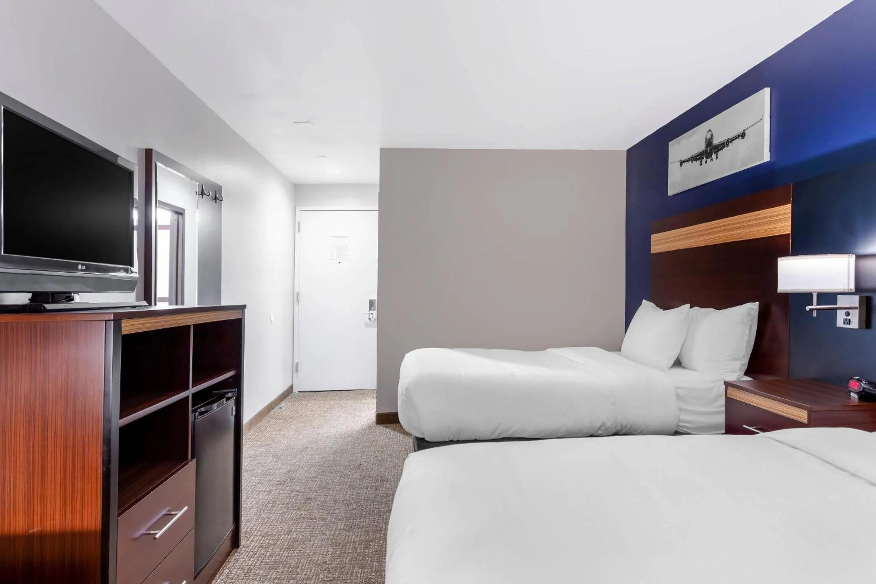 Bedroom, Bed in Avion Inn Near LGA Airport, an Ascend Collection Hotel