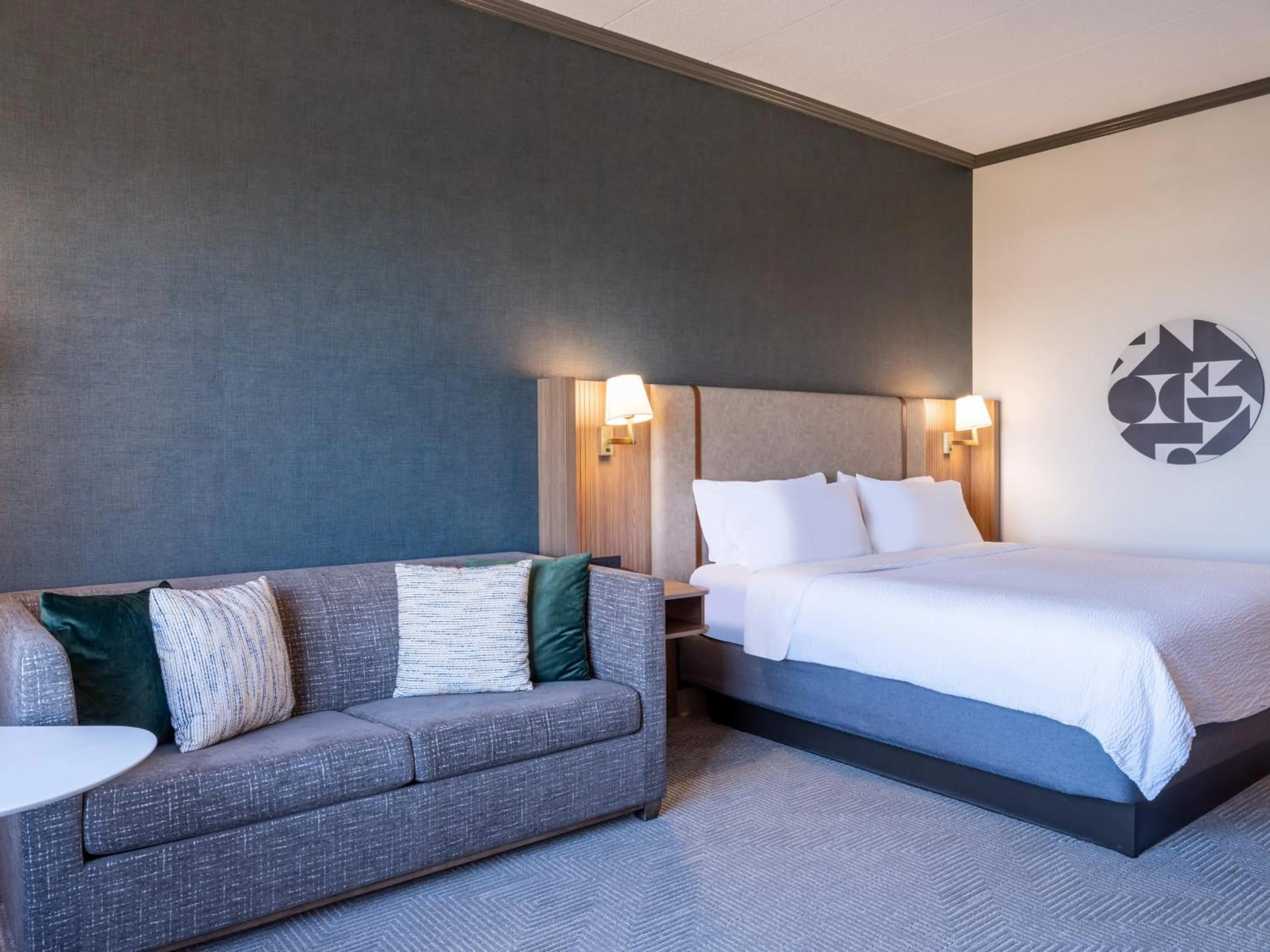 Photo of the whole room, Bed in Holiday Inn Hotel & Suites Chicago Northwest - Elgin by IHG