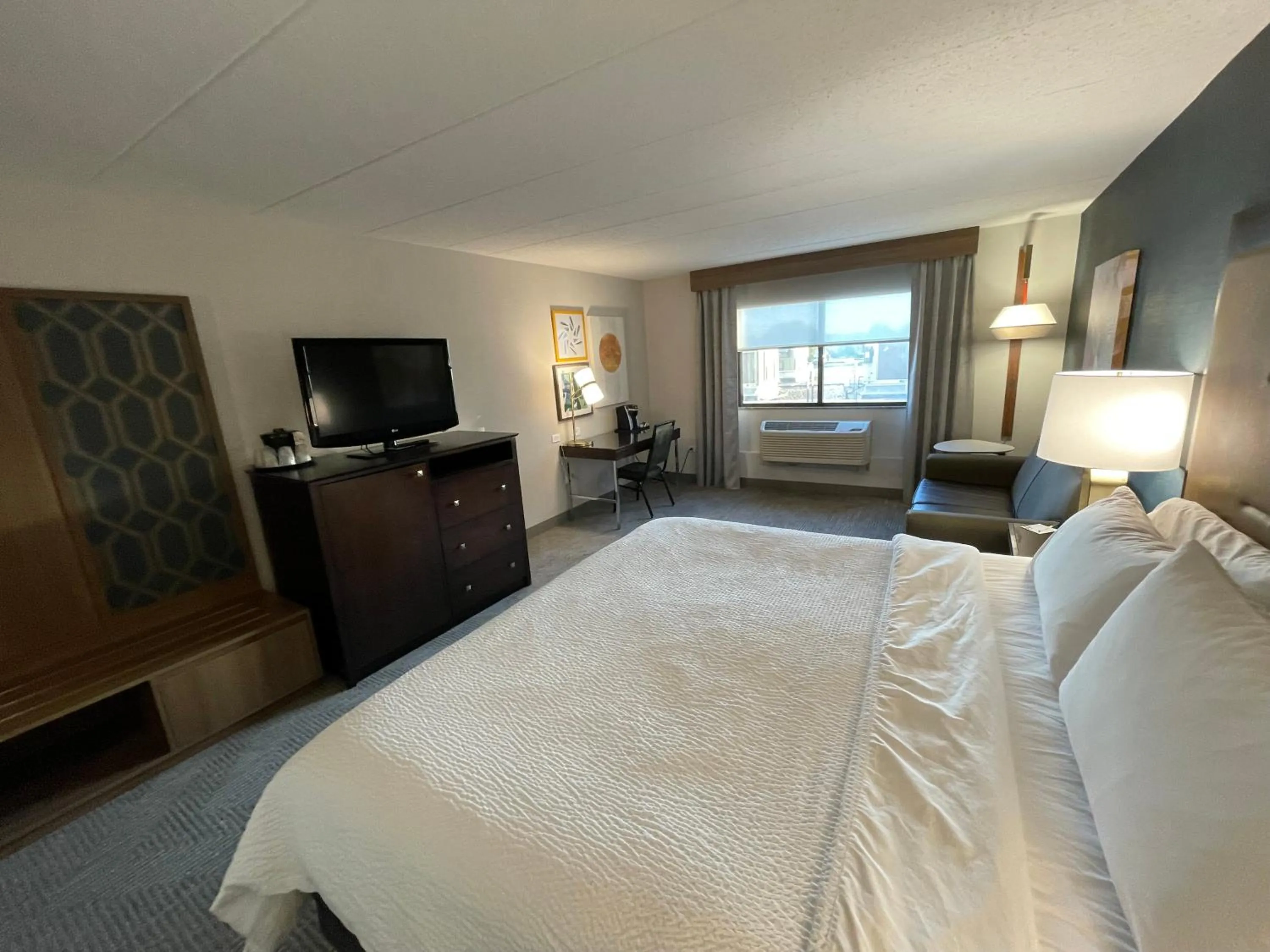 Bedroom, Bed in Holiday Inn Hotel & Suites Chicago Northwest - Elgin by IHG